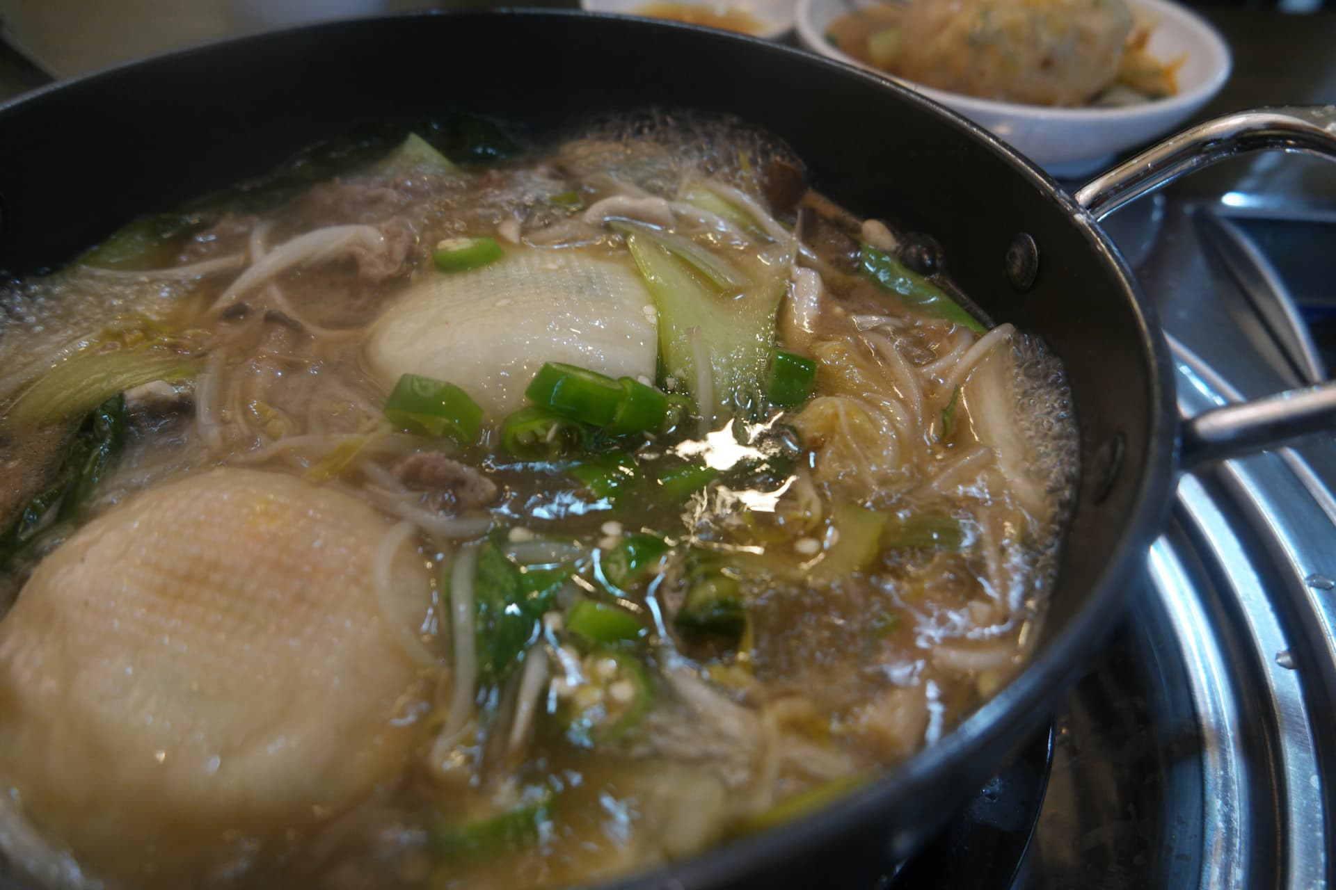 소고기까지 넣어 색이 깊어진 만두전골 육수 클로즈업 | 하이제이에스비