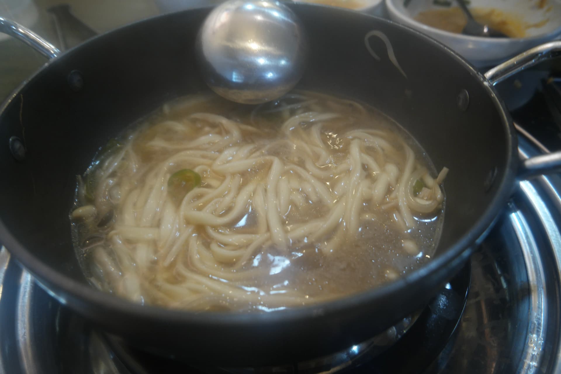 만두전골을 다 먹고 남은 진한 국물에 칼국수 면을 넣을 준비를 하는 모습 | 하이제이에스비