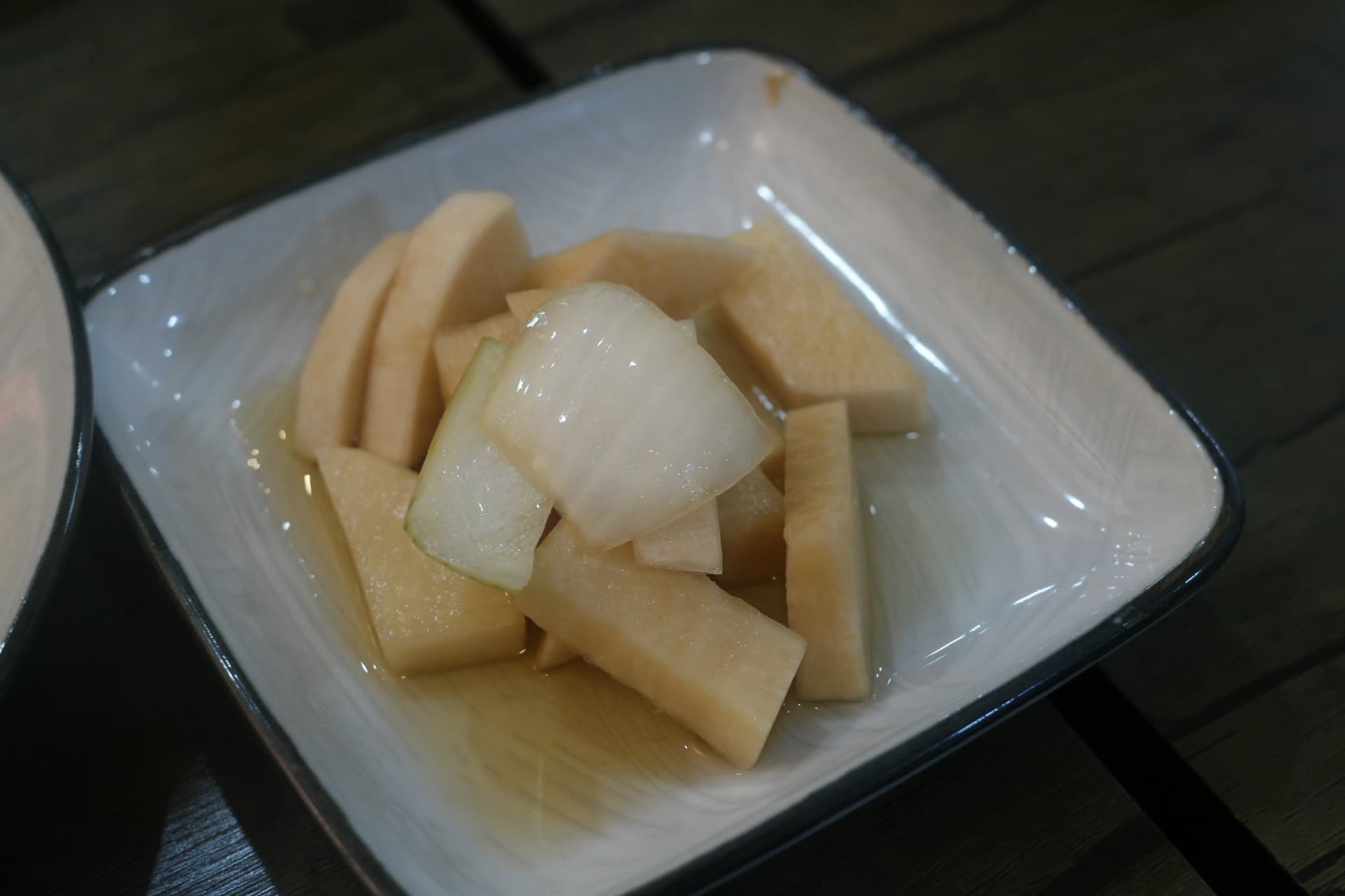 노란 짱아치가 접시에 가지런히 담겨 있는 모습 | 하이제이에스비