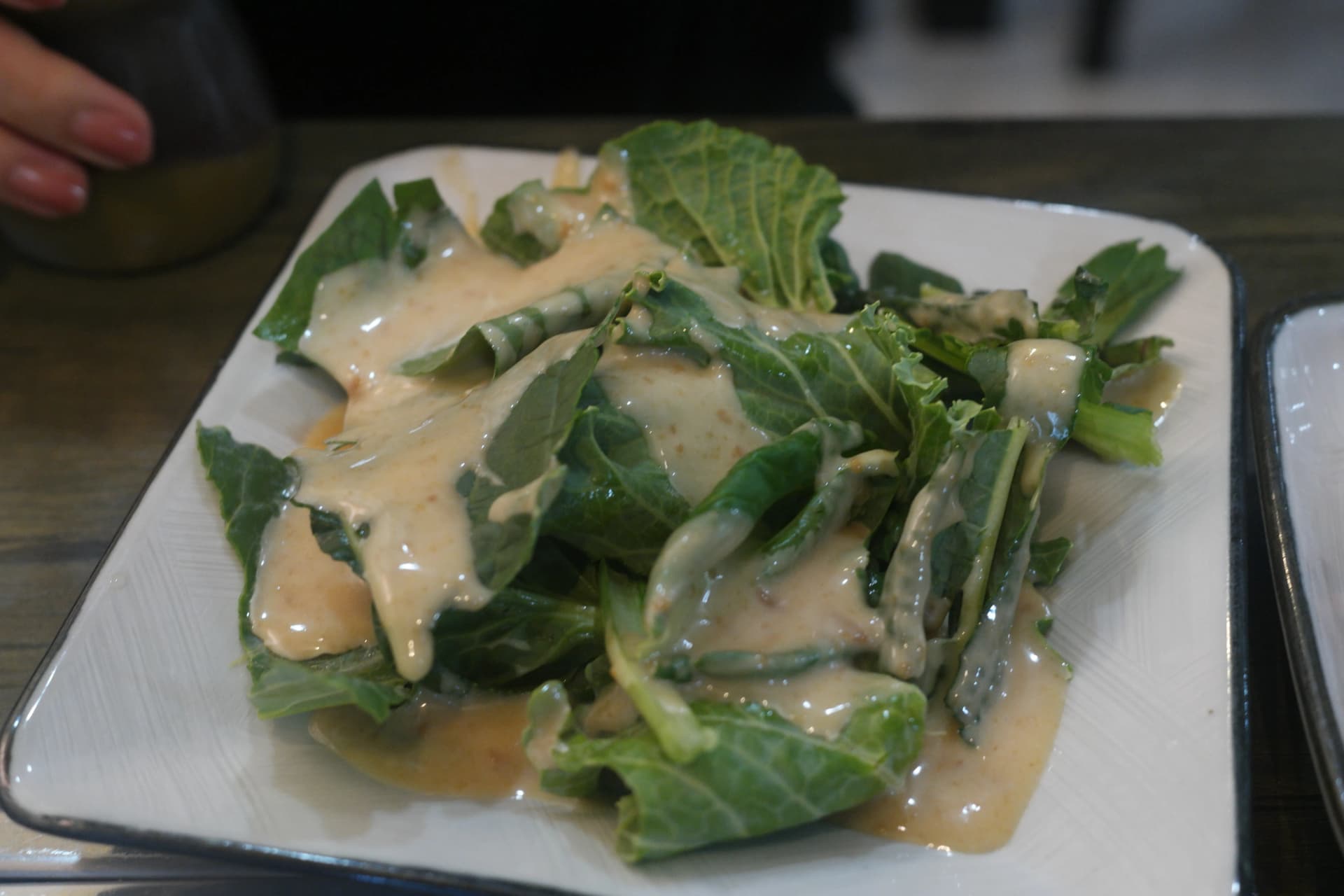  상추 위에 소스가 뿌려진 채소 | 하이제이에스비