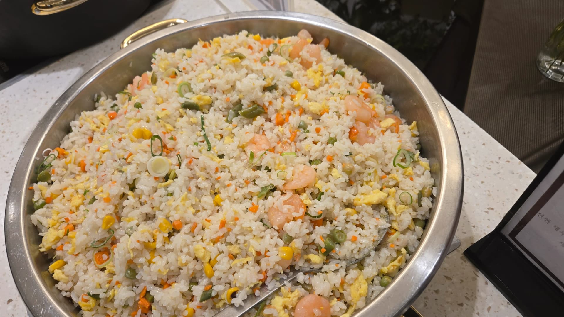 Wali wa kukaanga na kamba wa buffet ya harusi, kamba kubwa na mayai, mahindi na karoti kiasi kikubwa | 하이제이에스비