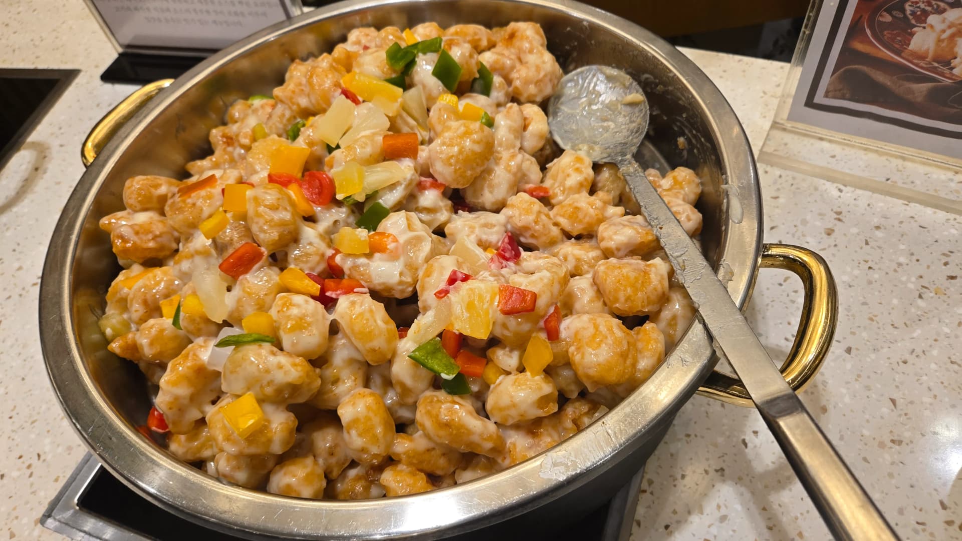 Tangsuyu ya mayonnaise, nyama iliyokaangwa na paprika, nanasi na mchuzi wa cream juu yake | 하이제이에스비