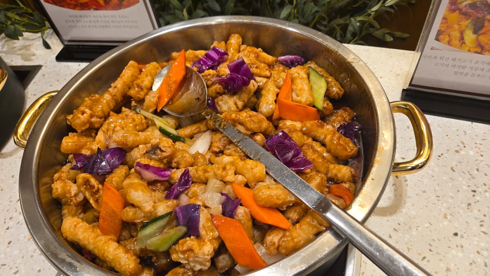 Vyakula vya bahari vilivyokaangwa kwa pilipili, kamba, chaza na ngisi na mboga kwenye jiko la induction | 하이제이에스비