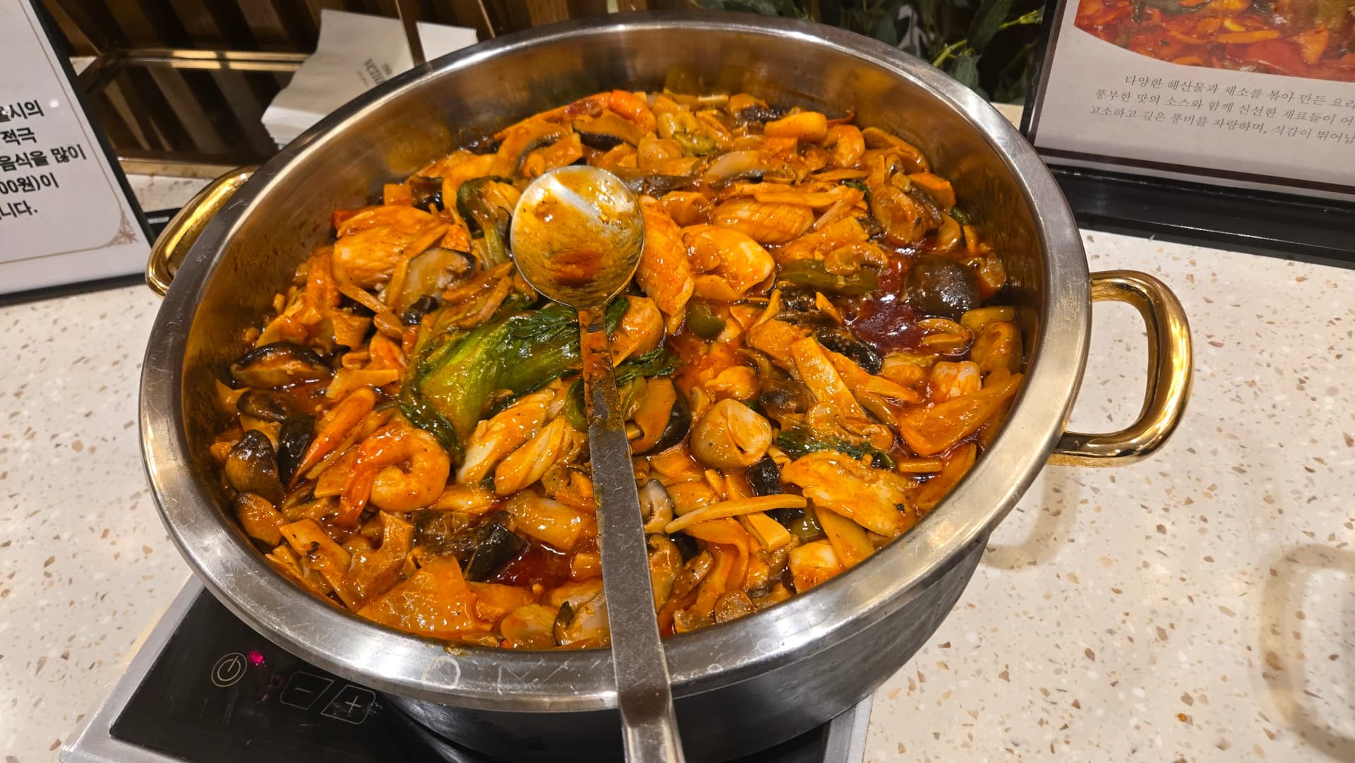 Saladi ya boga la njano iliyopondwa na mchuzi wa cranberry juu yake kama kando | 하이제이에스비