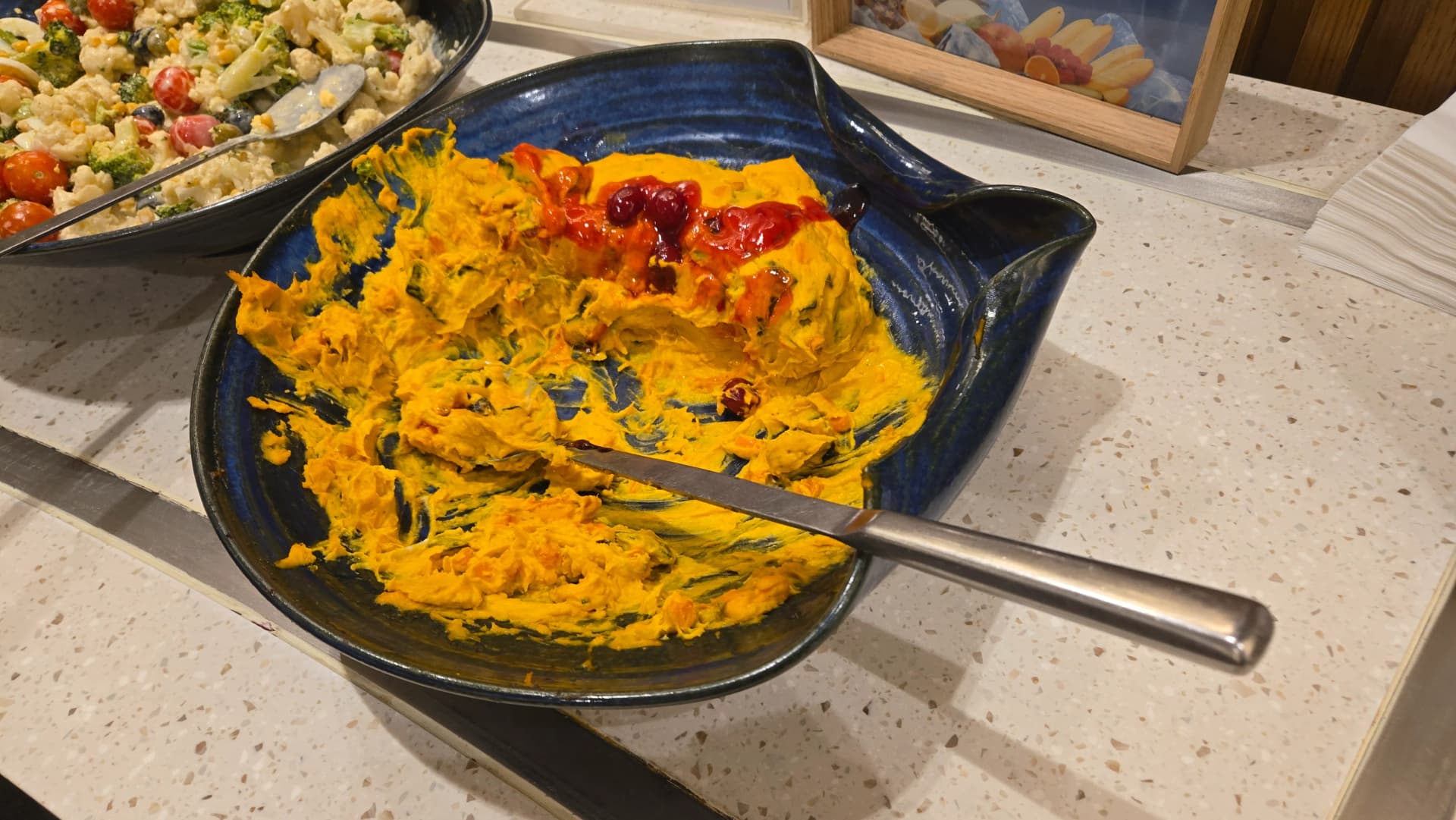 Saladi ya chaza na vyakula vya bahari, chaza kubwa na kamba, ngisi na paprika ya rangi kwenye bakuli ya bluu | 하이제이에스비