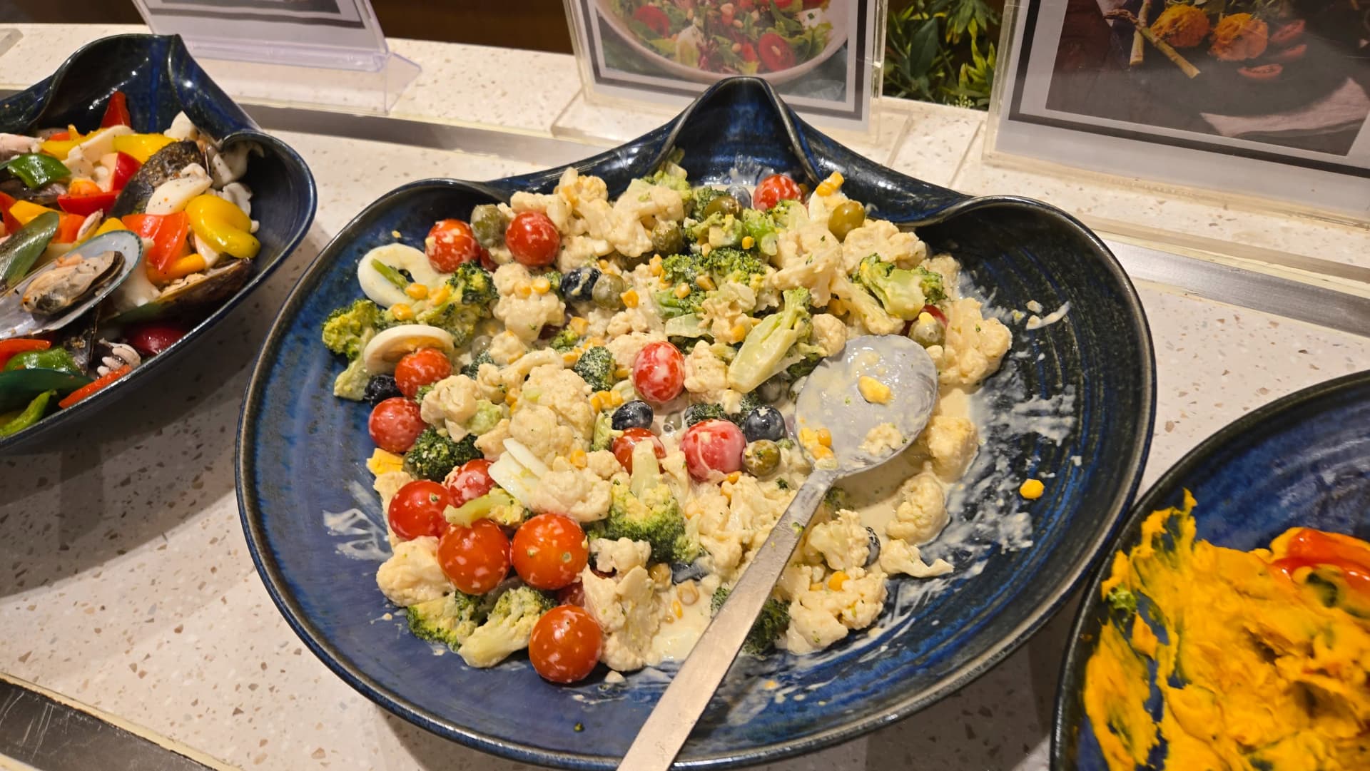 Saladi ya brokoli na koliflawa na nyanya ndogo, blueberries na dressing ya cream | 하이제이에스비