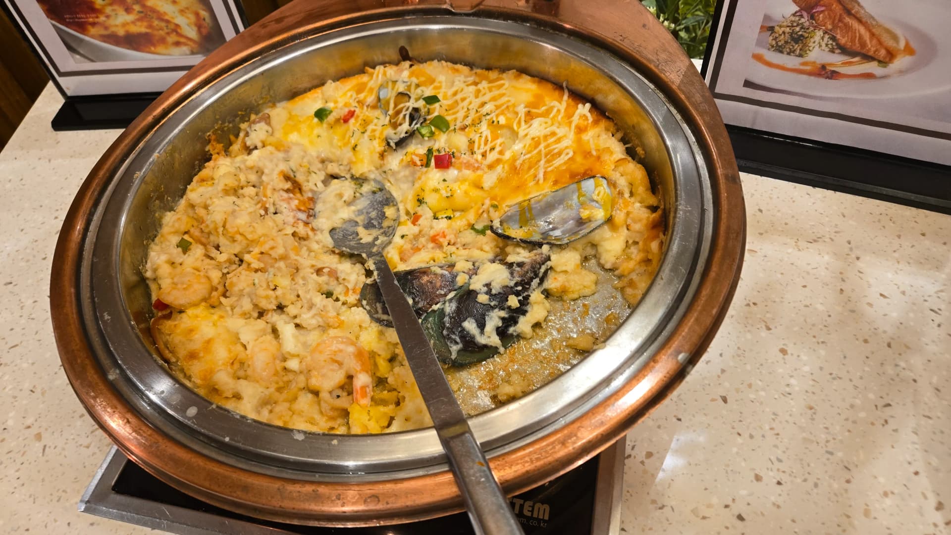 Kuku iliyochemshwa katika mchuzi moto wa pilipili, kuku inayong'aa ikibaki joto kwenye warmer | 하이제이에스비