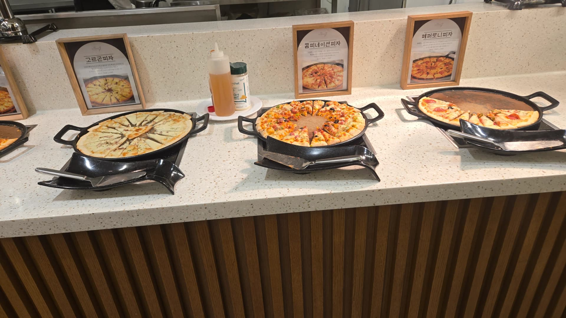 Kona ya pizza ya buffet ya harusi, pizza za gorgonzola, combination na pepperoni zimepangwa pamoja | 하이제이에스비