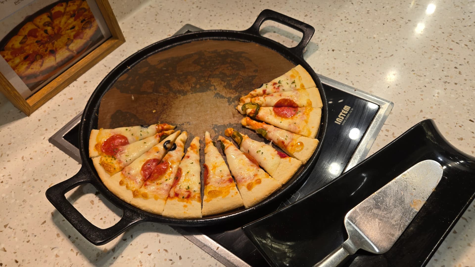 Pizza ya pepperoni, chakula kinachopendwa ambacho nusu yake imeshakwisha | 하이제이에스비