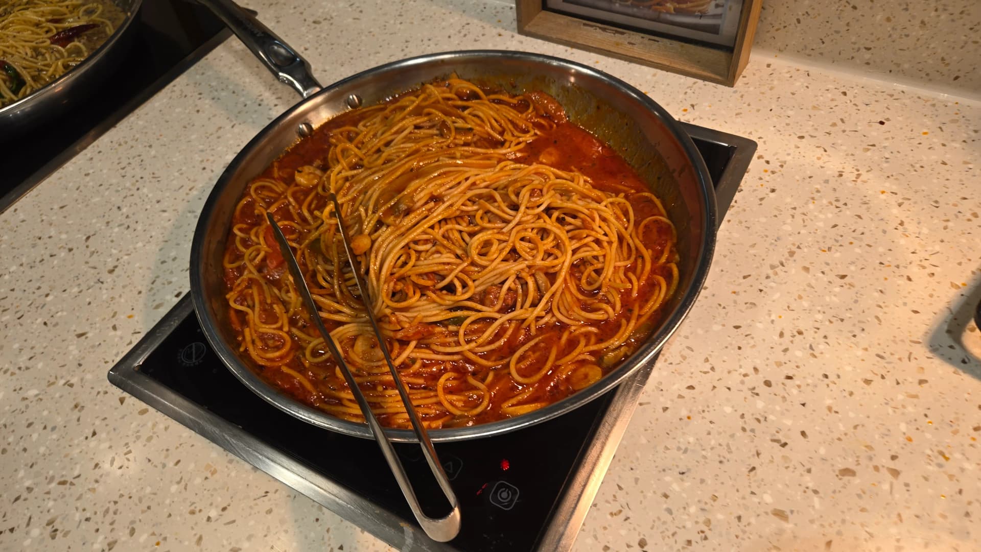 Pizza ya gorgonzola karibu, unga mwembamba na jibini nyingi, hutolewa pamoja na asali | 하이제이에스비