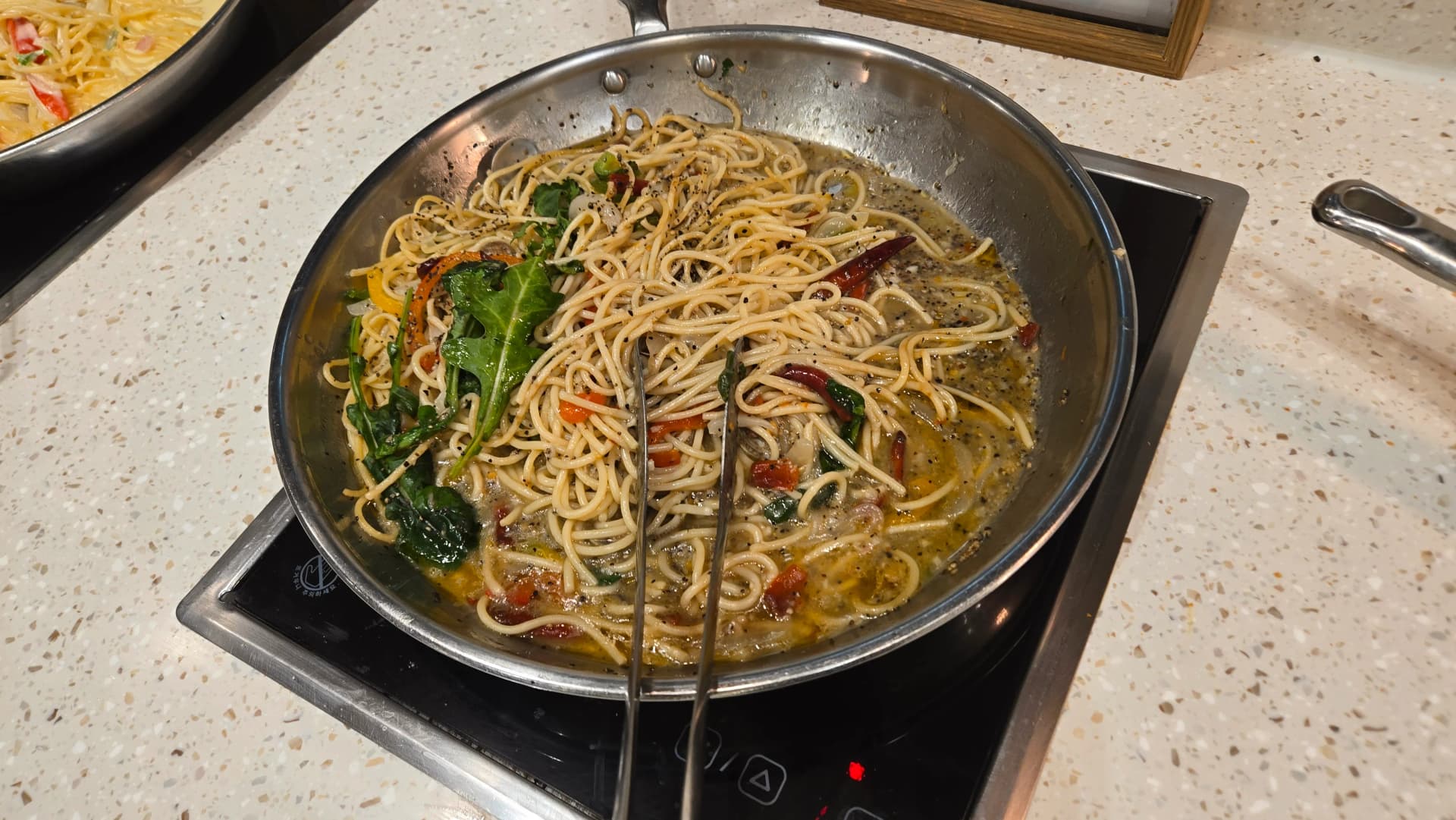 Pizza ya combination, ham, zeituni, pilipili na jibini kwenye vipande vya unga mwembamba | 하이제이에스비