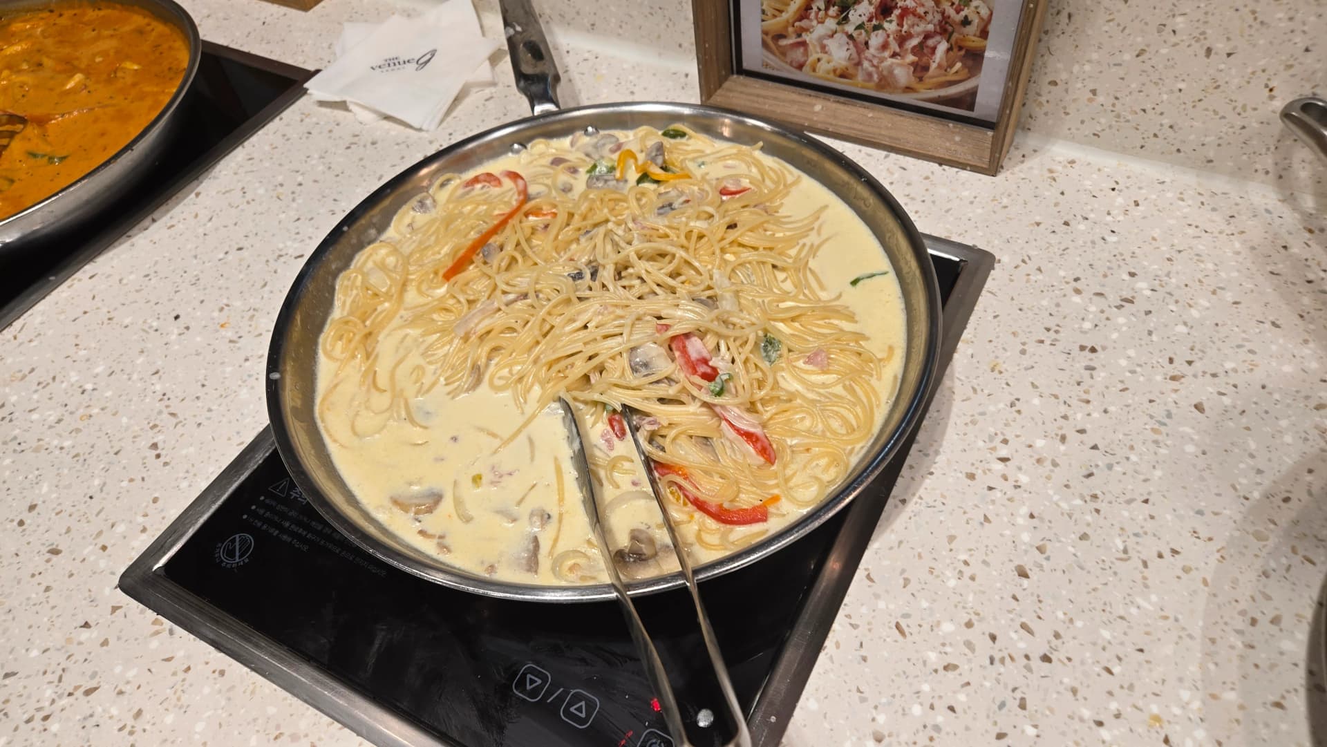 Pasta ya mafuta ya zeituni, rokola na pilipili kavu kwenye msingi mwepesi wa mafuta ya zeituni | 하이제이에스비