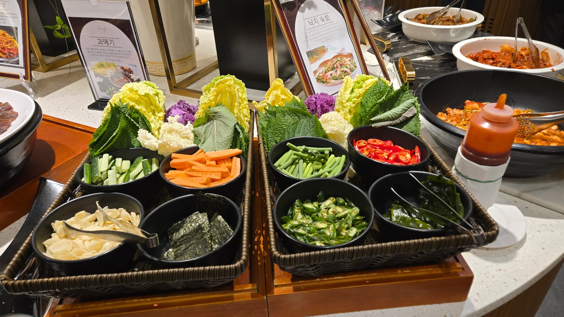 Mboga za ssam na seti ya vitafunio vya Korea, majani ya kabichi na perilla na kabichi nyekundu na pickles mbalimbali | 하이제이에스비