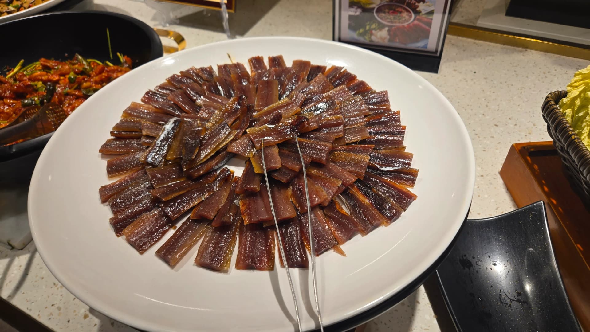 Gwamegi, samaki wa jadi wa Korea uliokaushwa kwa upepo wa bahari wa baridi, umepangwa kwenye sahani kama maua | 하이제이에스비