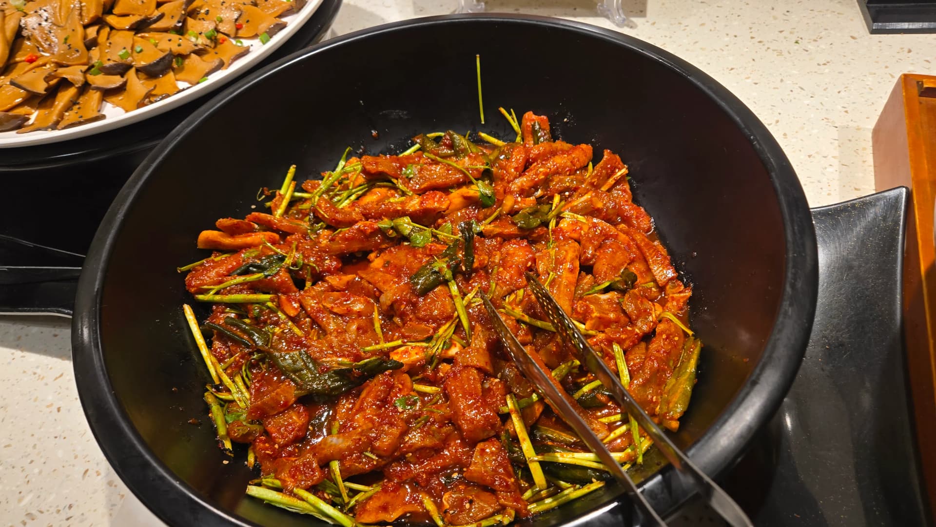 Hongeo muchim, taa ya manta iliyochacha katika mchuzi wa pilipili na vitunguu, chakula cha jadi cha Korea | 하이제이에스비