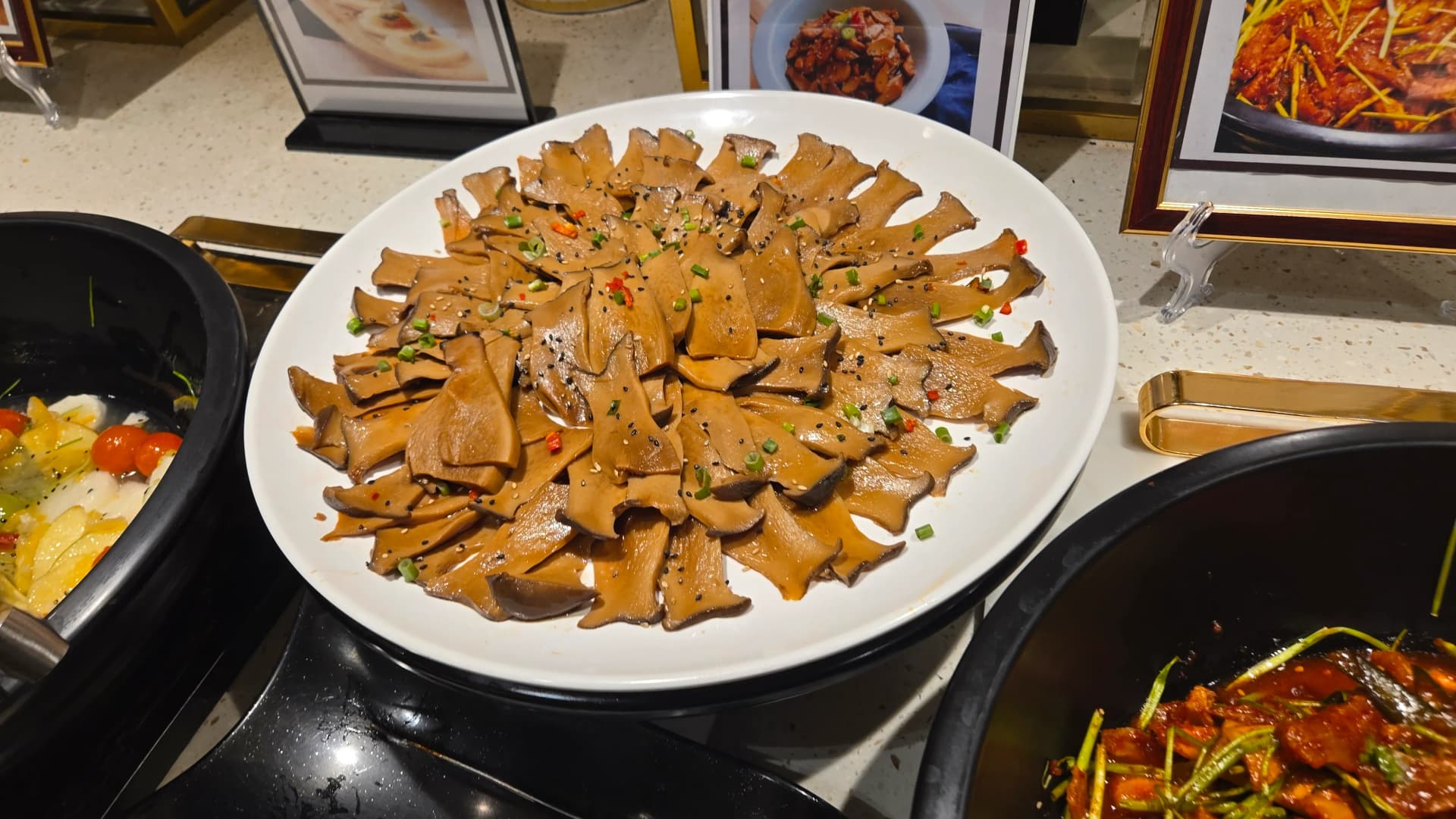 Uyoga wa pyeonnyuk, uyoga kubwa iliyochemshwa na kukatwa vipande vipande nyembamba na pilipili na vitunguu juu | 하이제이에스비