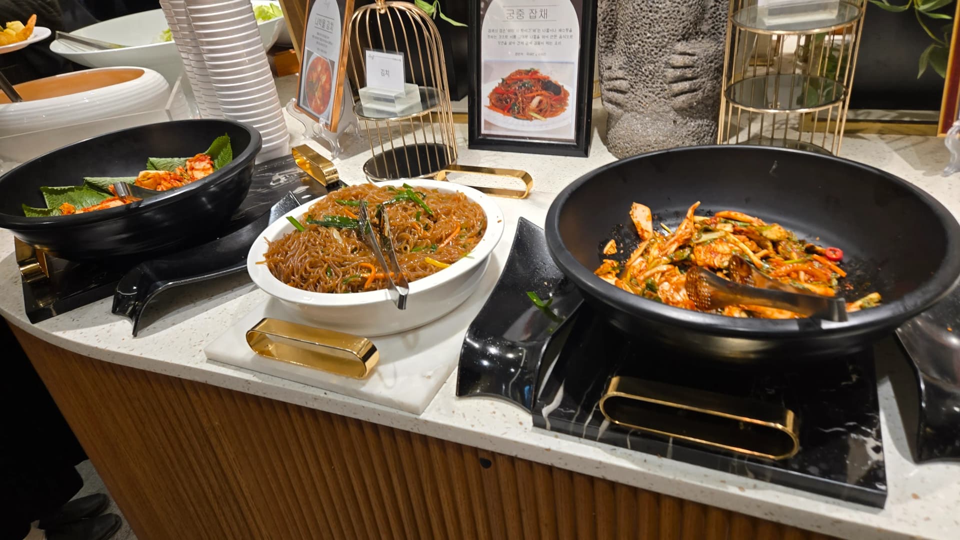 Japchae na kimchi, noodle za glasi zilizokaangwa kwa mchuzi wa soya na chakula kilichokaangwa chenye pilipili pembeni | 하이제이에스비