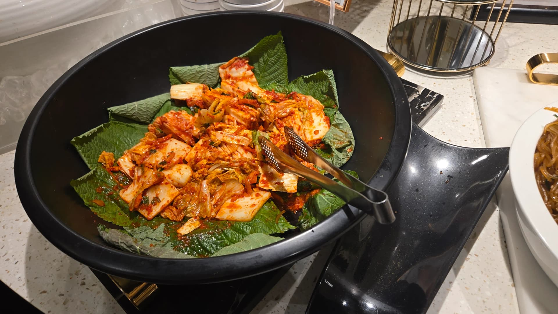 Geotjeori, kimchi safi ya kabichi ya China juu ya majani ya perilla, kitafunio cha crispy | 하이제이에스비