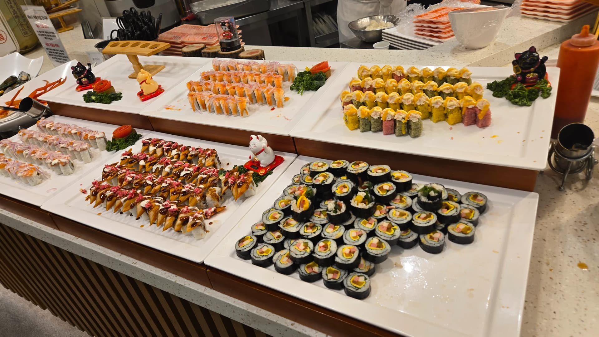Mstari wa sushi wa buffet ya harusi, gimbap, inari sushi, sushi ya lax, sushi ya mkunga na california rolls kwenye meza | 하이제이에스비