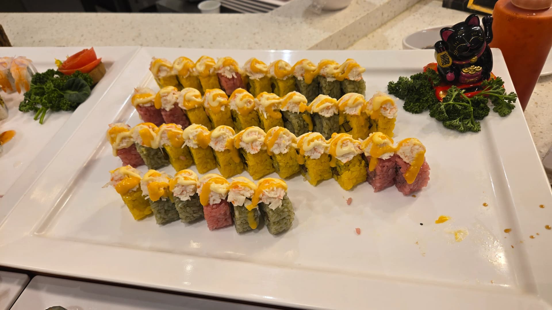 California roll karibu, mchele wa njano wa radishi iliyopikwa na mchele wa waridi na nyama ya kaa na mchuzi wa jibini | 하이제이에스비