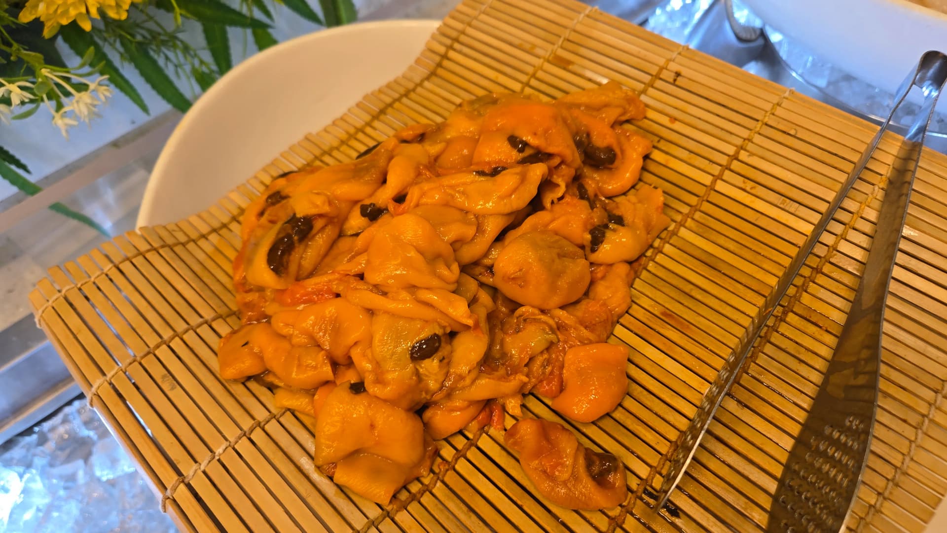 Meng-ge, tuni ya bahari ya machungwa nyingi kwenye mkeka wa mianzi, chakula cha jadi cha Korea | 하이제이에스비