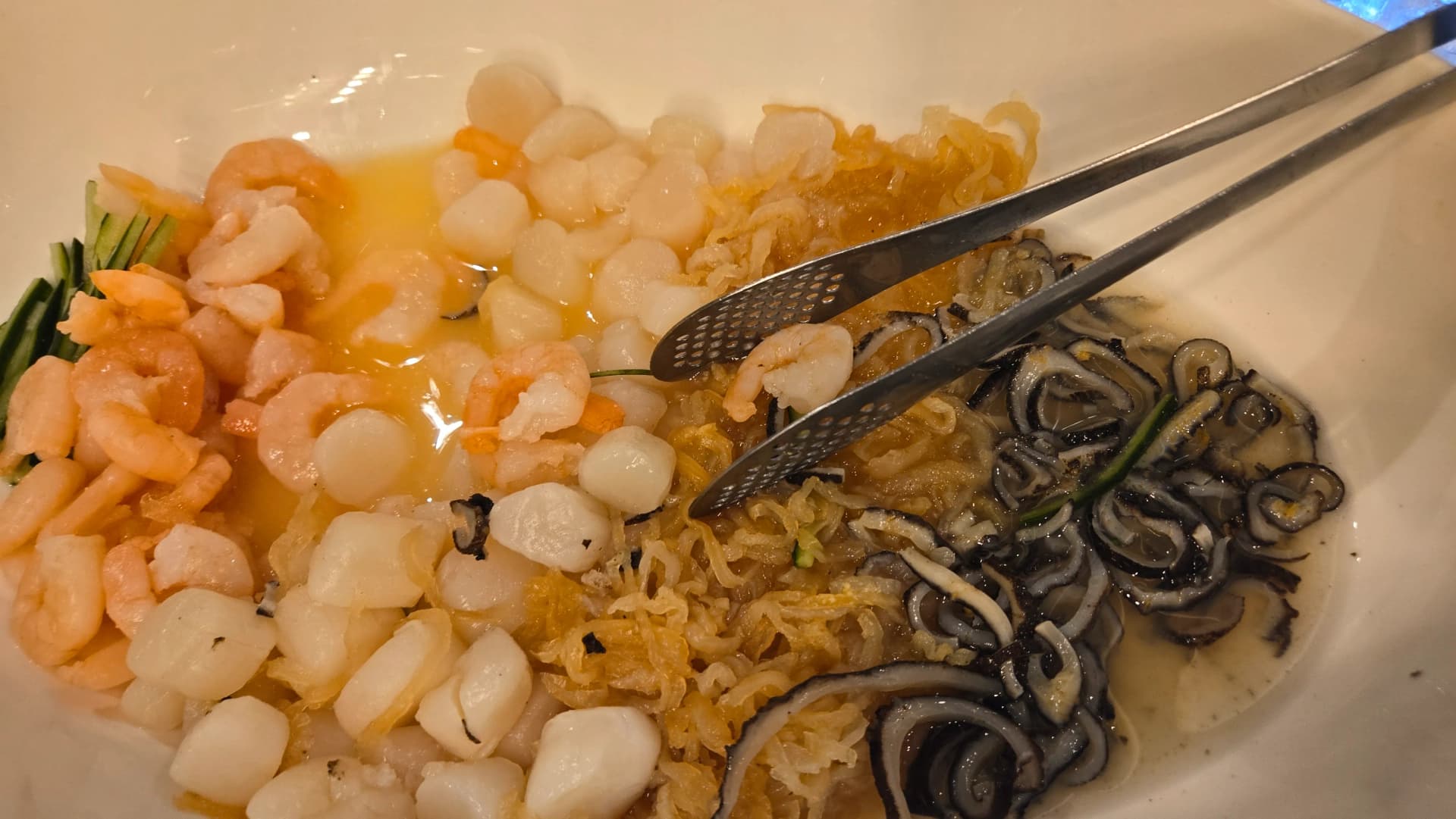 Mchanganyiko wa vyakula vya bahari, kamba, jellyfish, begi la mkono na trepang kwenye sahani moja yenye texture nyingi | 하이제이에스비