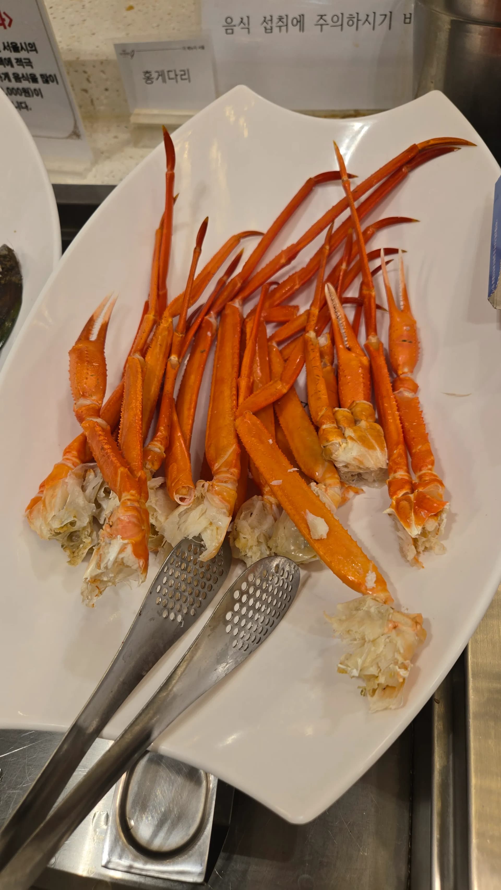 Miguu ya kaa nyekundu iliyochemshwa, miguu ya kaa nyekundu imepachikwa kama mlima kwenye sahani, chakula kinachopendwa cha buffet ya harusi | 하이제이에스비