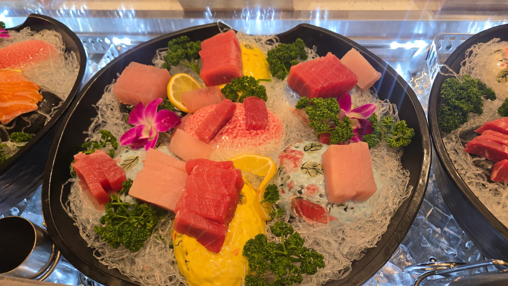 Sashimi ya tuna, tuna nyekundu iliyowekwa juu ya noodle za glasi na kupambwa kwa orchid na brokoli, upangaji wa kifahari | 하이제이에스비