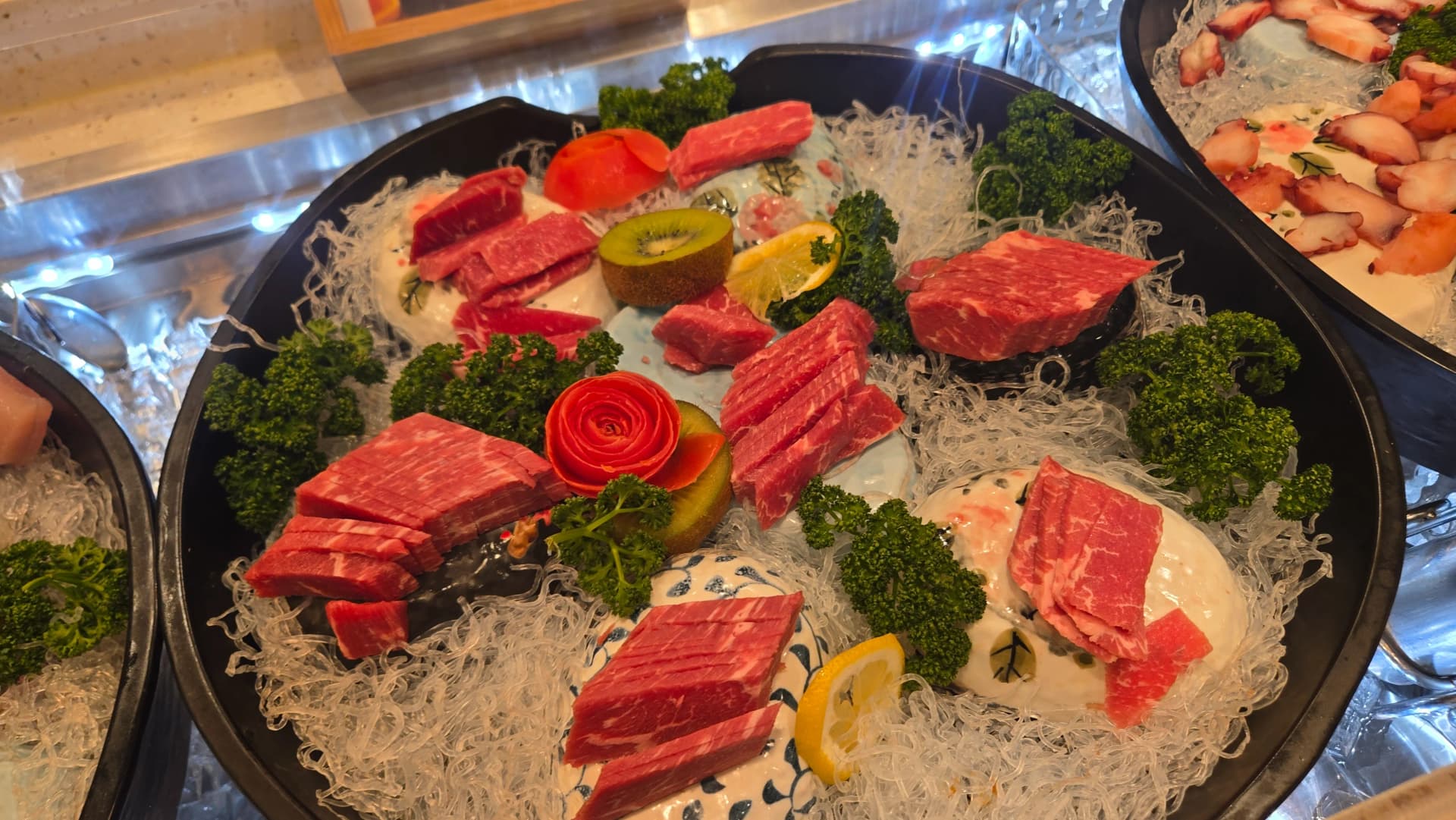 Yuk sashimi, nyama nyembamba ya ng'ombe na marbling nzuri na pambo la nyanya kama waridi | 하이제이에스비