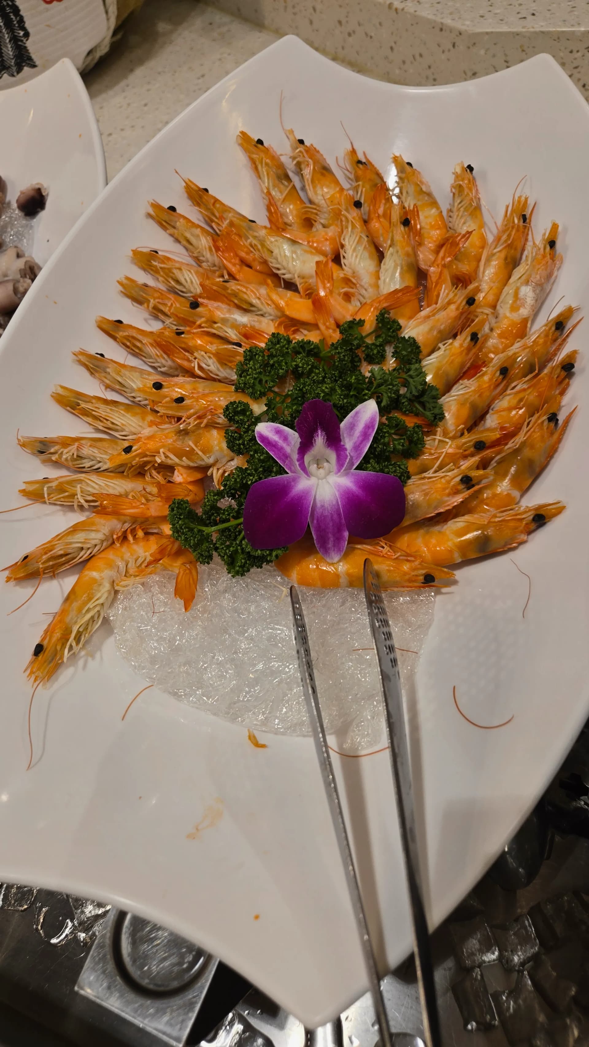 Kamba iliyochemshwa, imepangwa mviringo kama petali za maua na orchid katikati, upangaji mzuri | 하이제이에스비