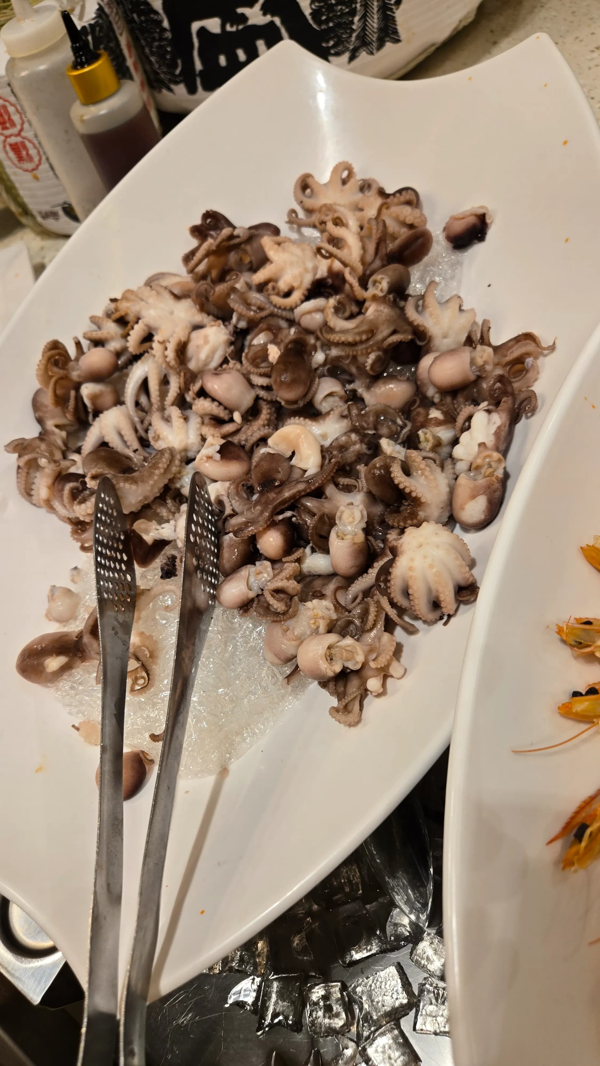 Jukkumi iliyochemshwa, pweza mdogo wa Korea umepachikwa kwenye barafu | 하이제이에스비