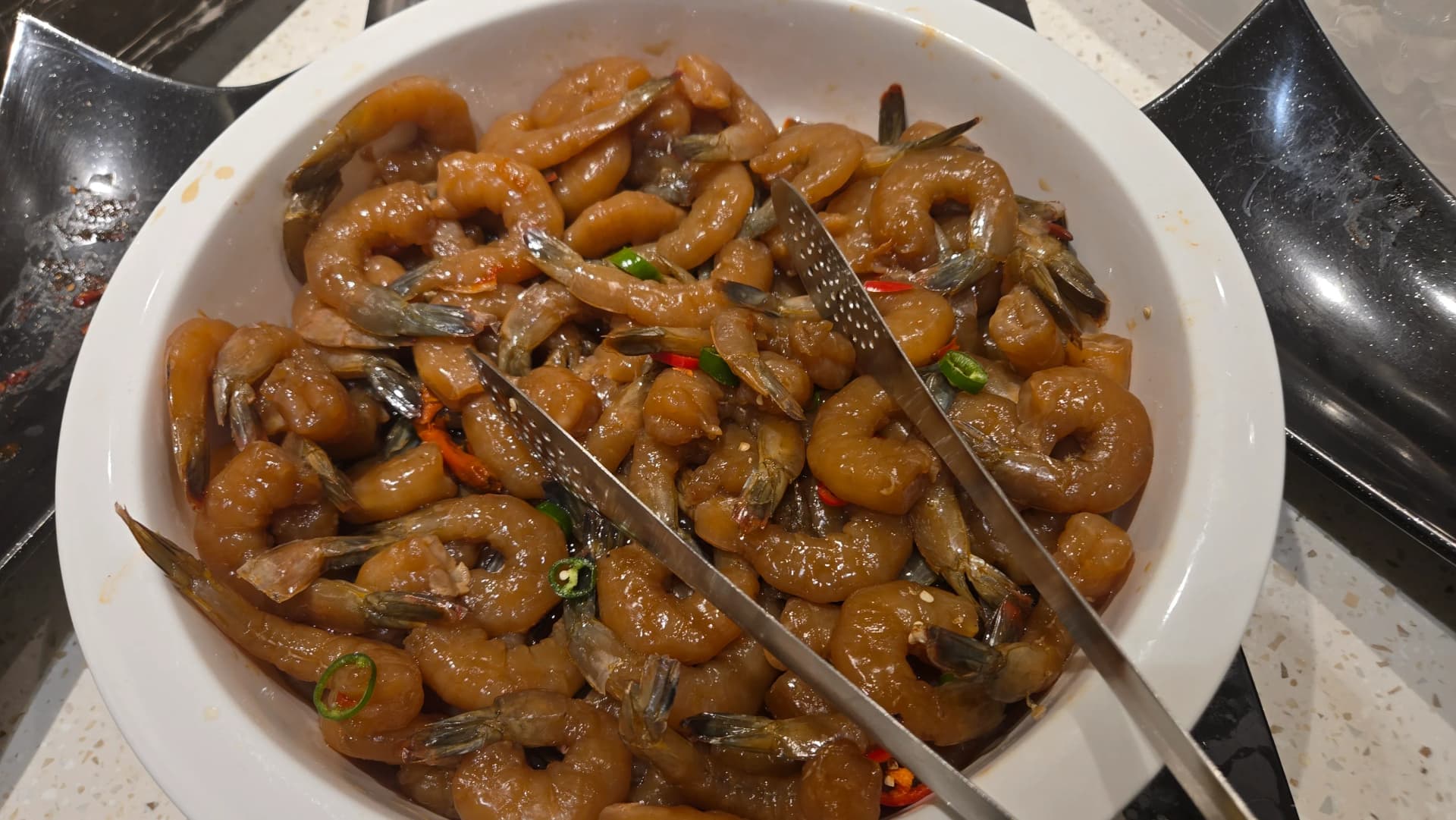 Ganjang gaesal, kamba safi iliyopikwa katika mchuzi wa soya na pilipili kijani, nyekundu na vitunguu, chakula cha jadi cha Korea | 하이제이에스비