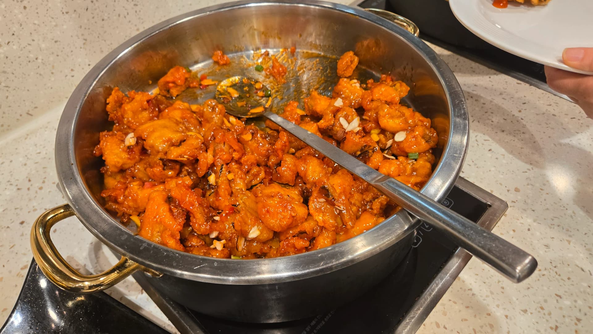 Ganpunggi, kuku iliyokaangwa na crispy katika mchuzi wa pilipili na tamu na pilipili na lozi, chakula cha China-Korea | 하이제이에스비