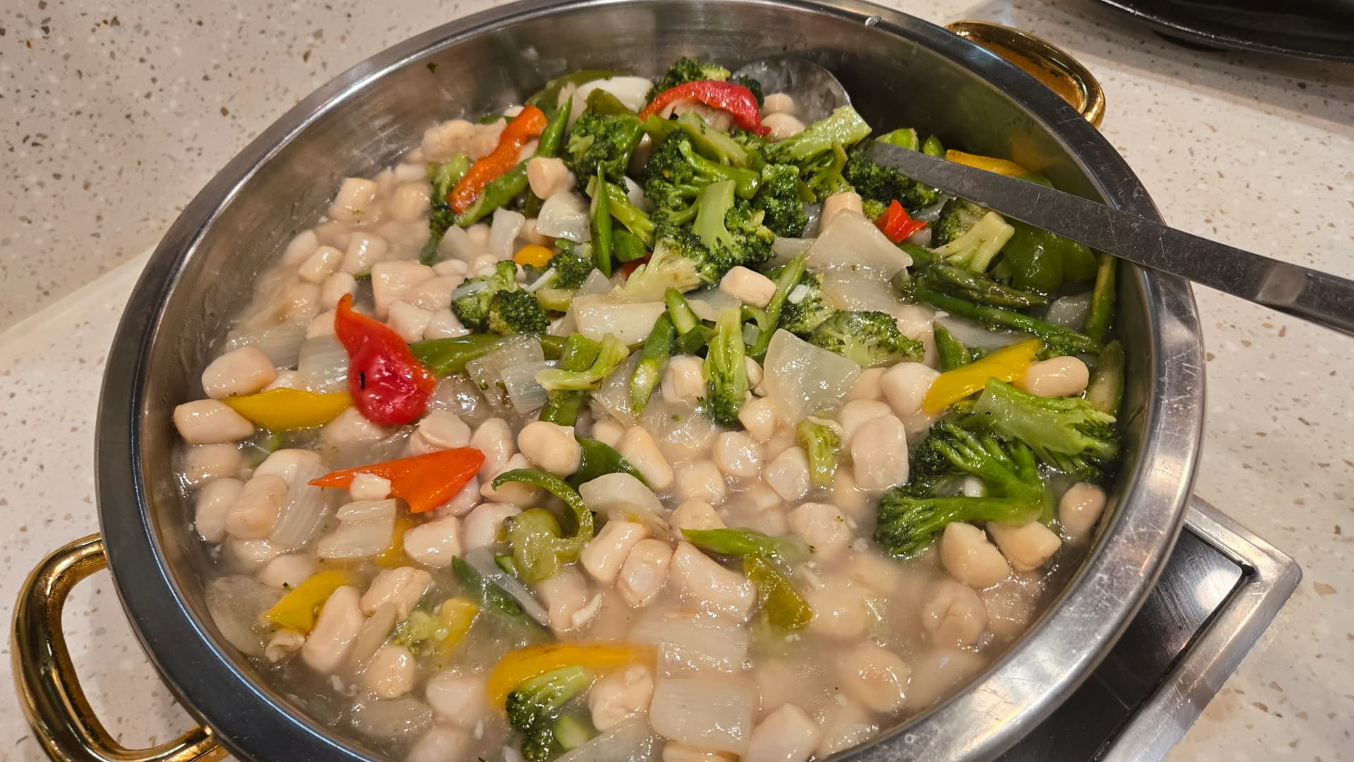 Kome la mlango na brokoli iliyokaangwa, kome nyeupe na brokoli, paprika na asparagus katika mchuzi mwepesi | 하이제이에스비