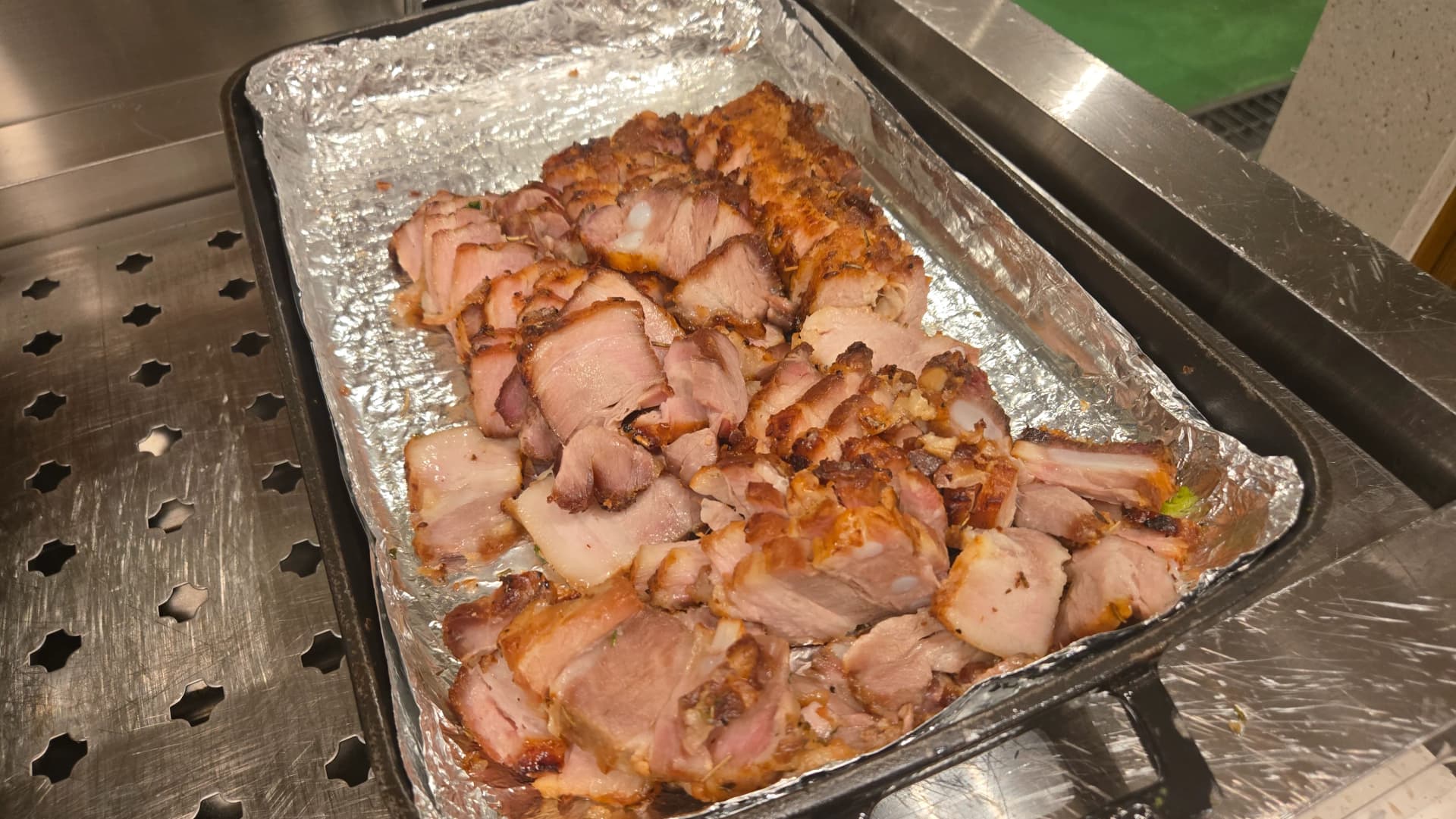 BBQ ya nguruwe, vipande vya nguruwe nene kwenye foil, nje ni crispy na ndani ni juicy | 하이제이에스비