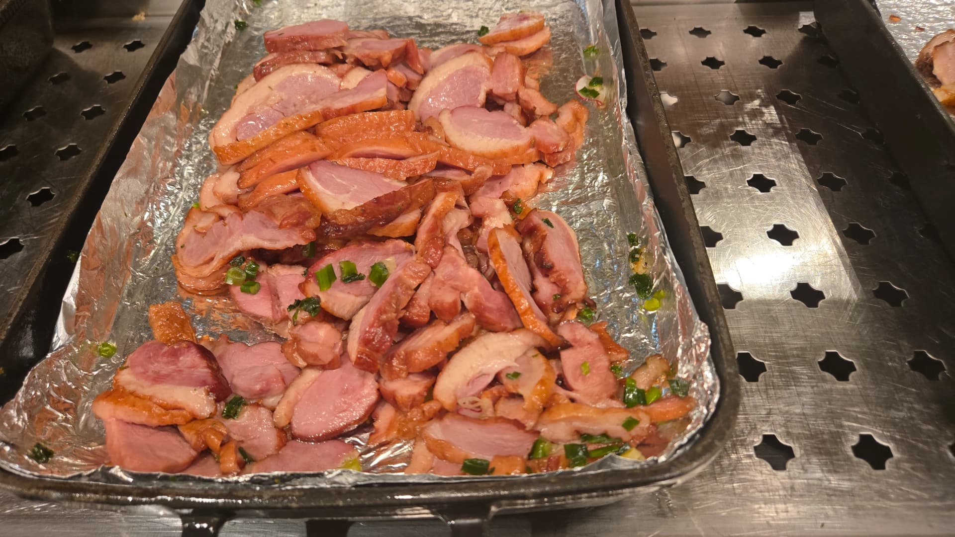 Bata la kuvuta moshi, vipande vya bata nyembamba na vitunguu vya kijani juu, mkato wa waridi | 하이제이에스비