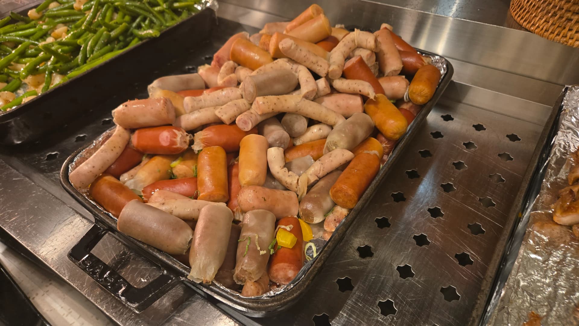 Mchanganyiko wa sausage, sausage za frankfurt, vienna na za mimea za aina mbalimbali zimepachikwa pamoja | 하이제이에스비