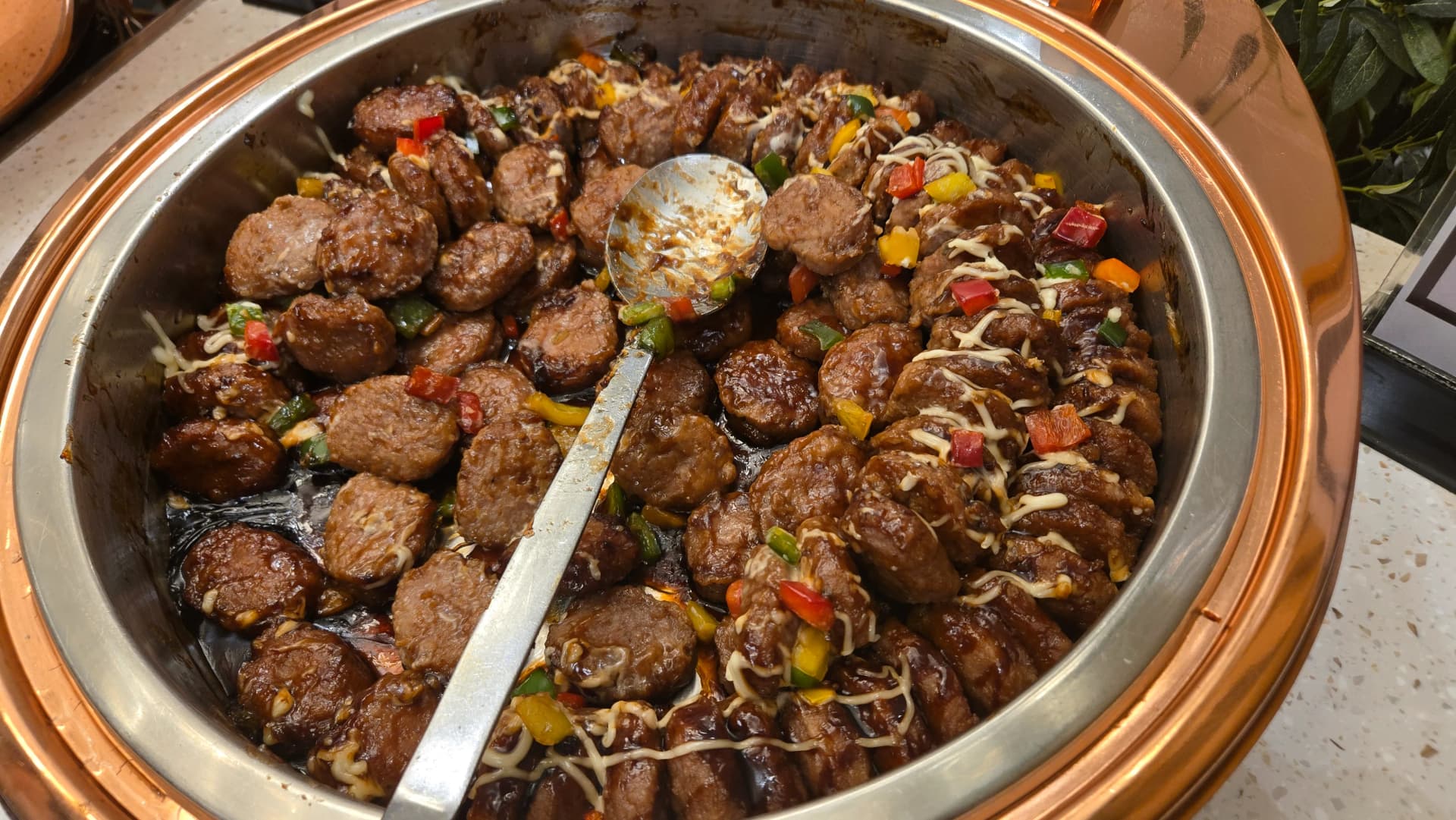 Meatballs ya demi-glace, meatballs za mviringo katika mchuzi mzito wa kahawia na paprika na jibini juu | 하이제이에스비