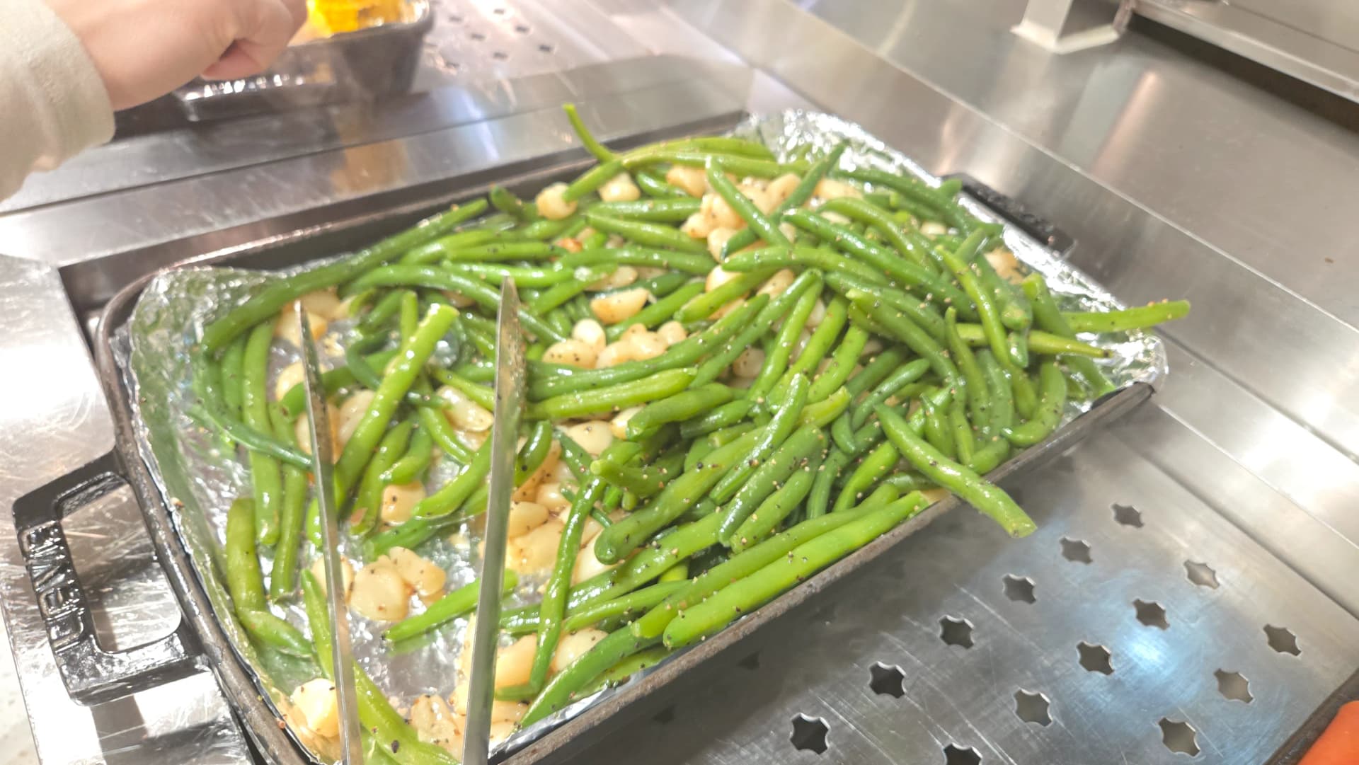 Maharagwe ya kijani na vitunguu vilivyokaangwa, maharagwe ya kijani na vitunguu kamili kwenye mafuta ya zeituni, mboga crispy | 하이제이에스비