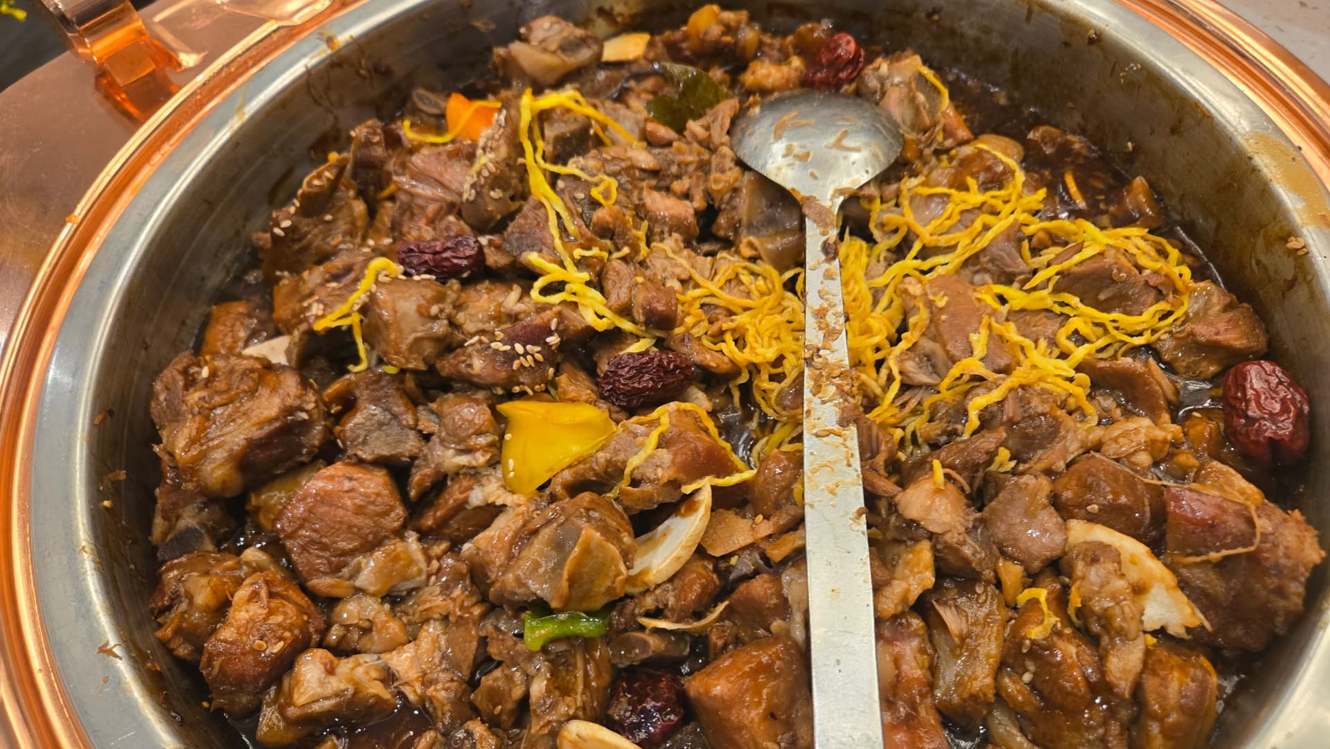 Galbi jjim, mbavu zilizochemshwa katika mchuzi wa soya na pambo la mayai, tende na sesame, chakula cha jadi cha Korea | 하이제이에스비