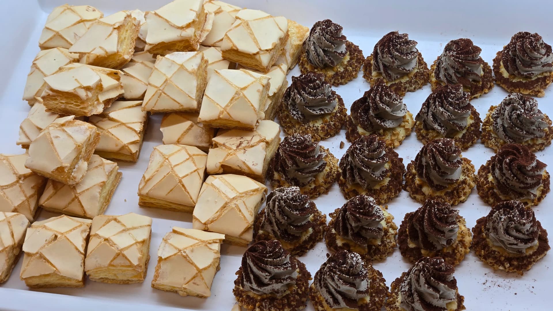 Napoleon pie na tart ya chokoleti, pastry ya safu nyingi crispy na tart ndogo ya chokoleti zimepangwa pamoja | 하이제이에스비