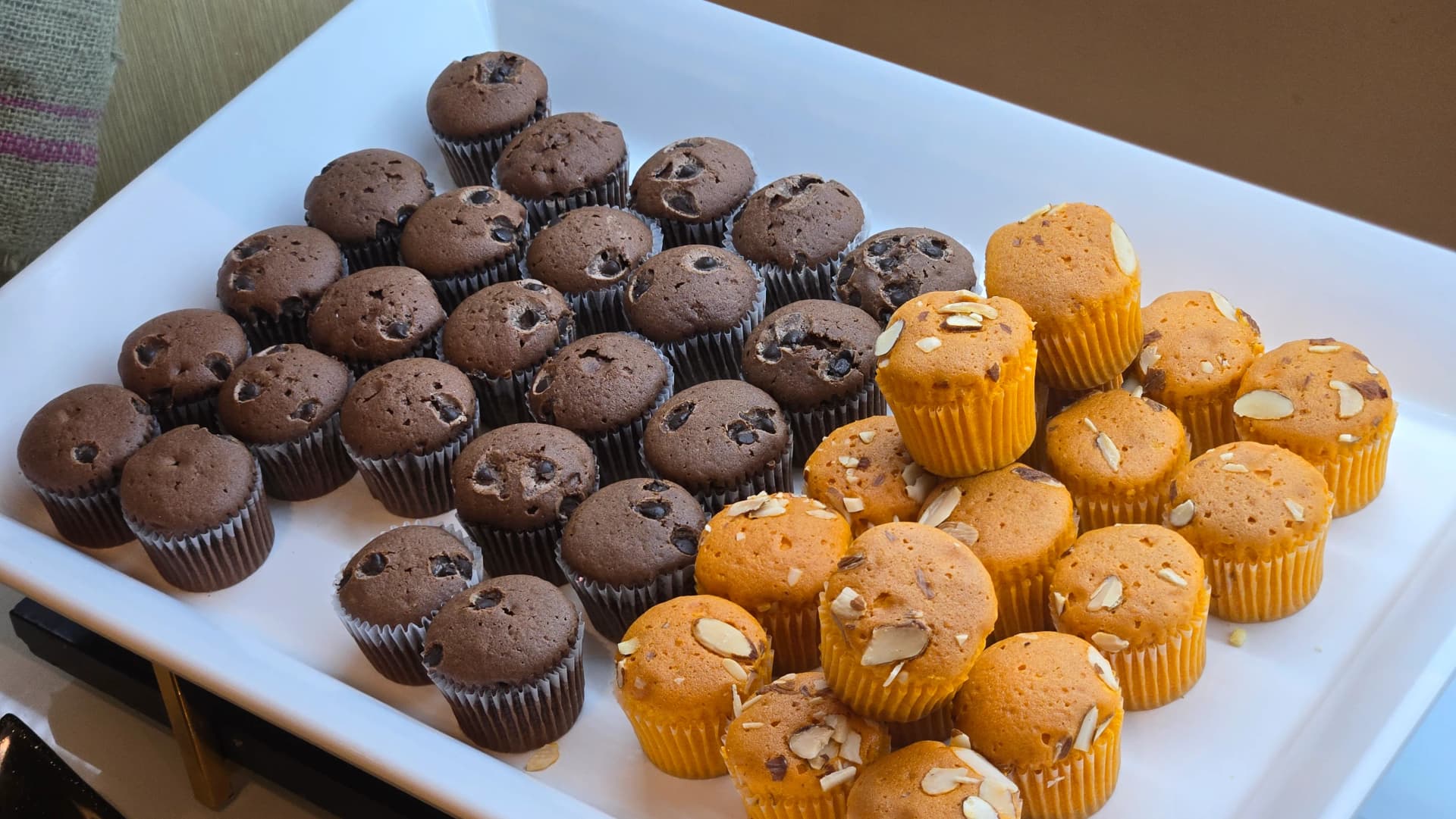 Muffin ndogo, muffin za chokoleti na muffin za lozi na karoti zimepangwa nusu nusu, dessert ya mdomo mmoja | 하이제이에스비