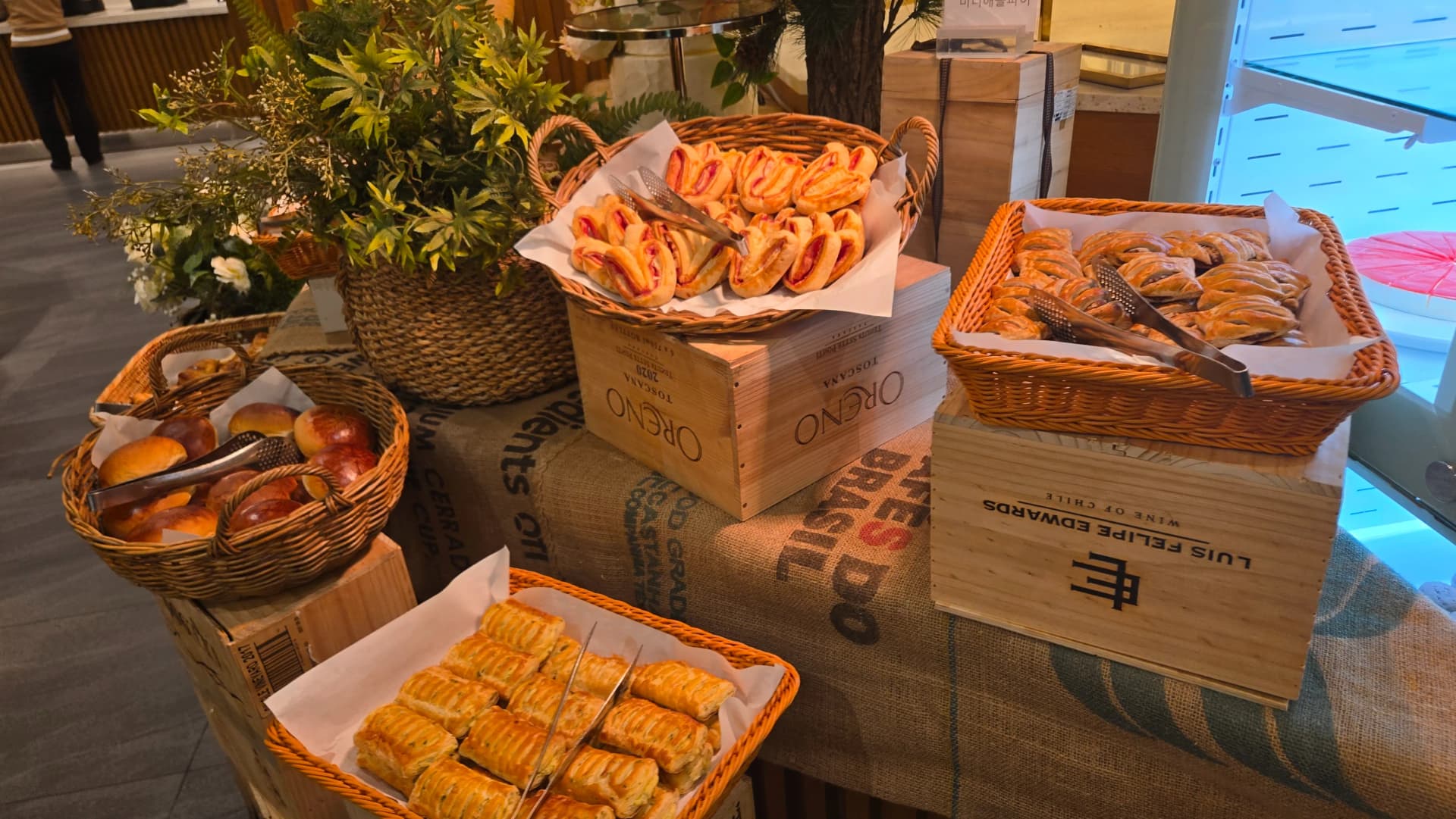 Kona ya mkate, vikapu vya rattan na sausage pie, pastry ya strawberry na cinnamon roll kwenye sanduku la divai | 하이제이에스비