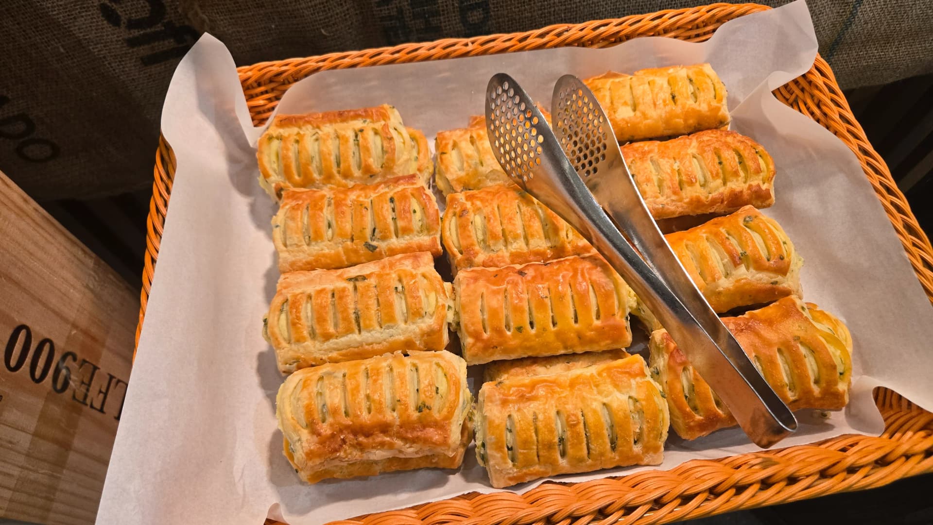 Karibu ya mkate wa puff pastry, mkate wa mboga uliookwa vizuri na rangi ya dhahabu | 하이제이에스비