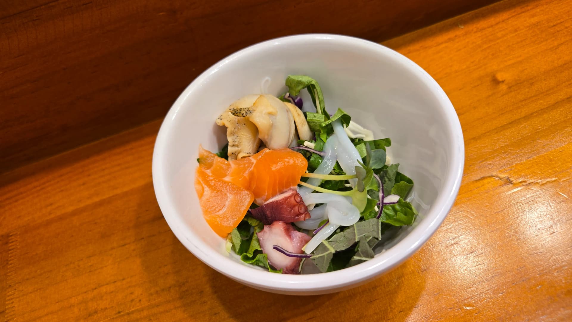 Bakuli la saladi ya vyakula vya bahari, sashimi ya lax, pweza na kome lililokaangwa juu ya miche, sahani ya kwanza | 하이제이에스비