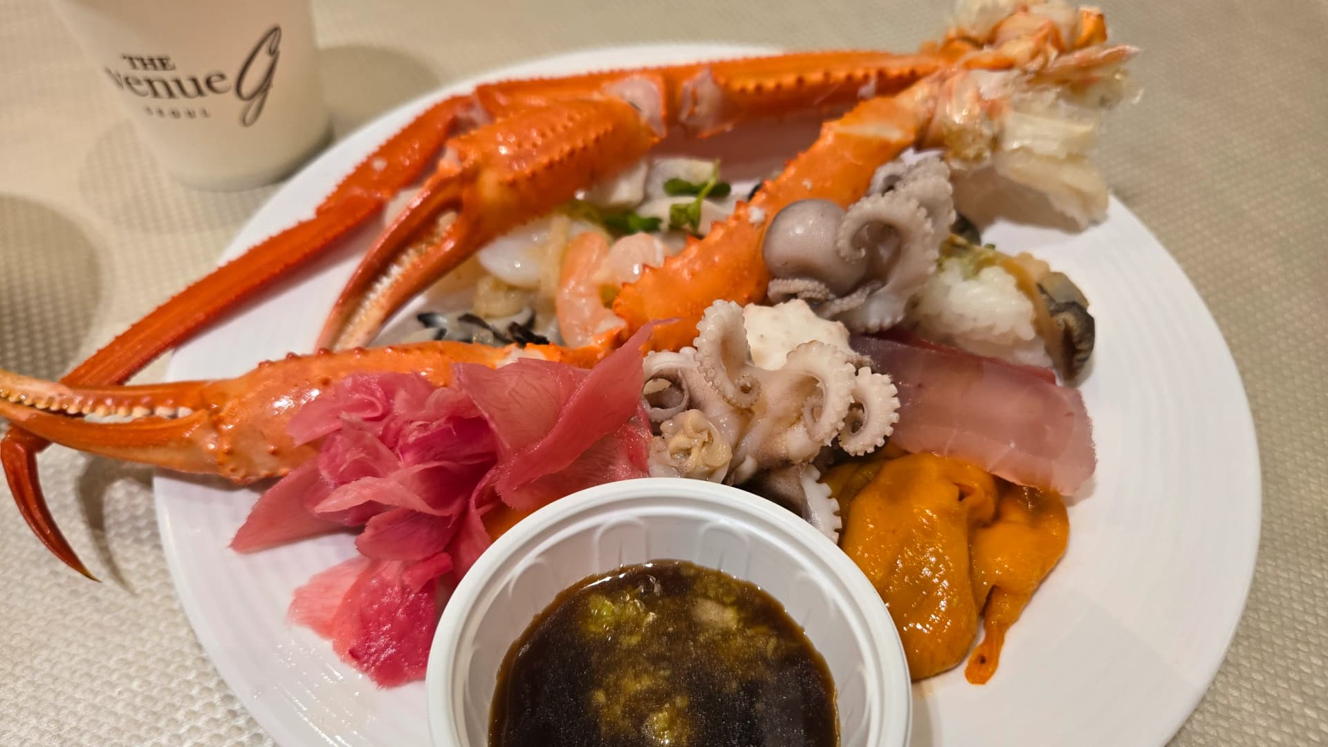 Sahani ya all-star ya vyakula vya bahari, mguu wa kaa nyekundu, jukkumi, kamba, sashimi ya tuna, meng-ge na pweza imejaa kabisa | 하이제이에스비