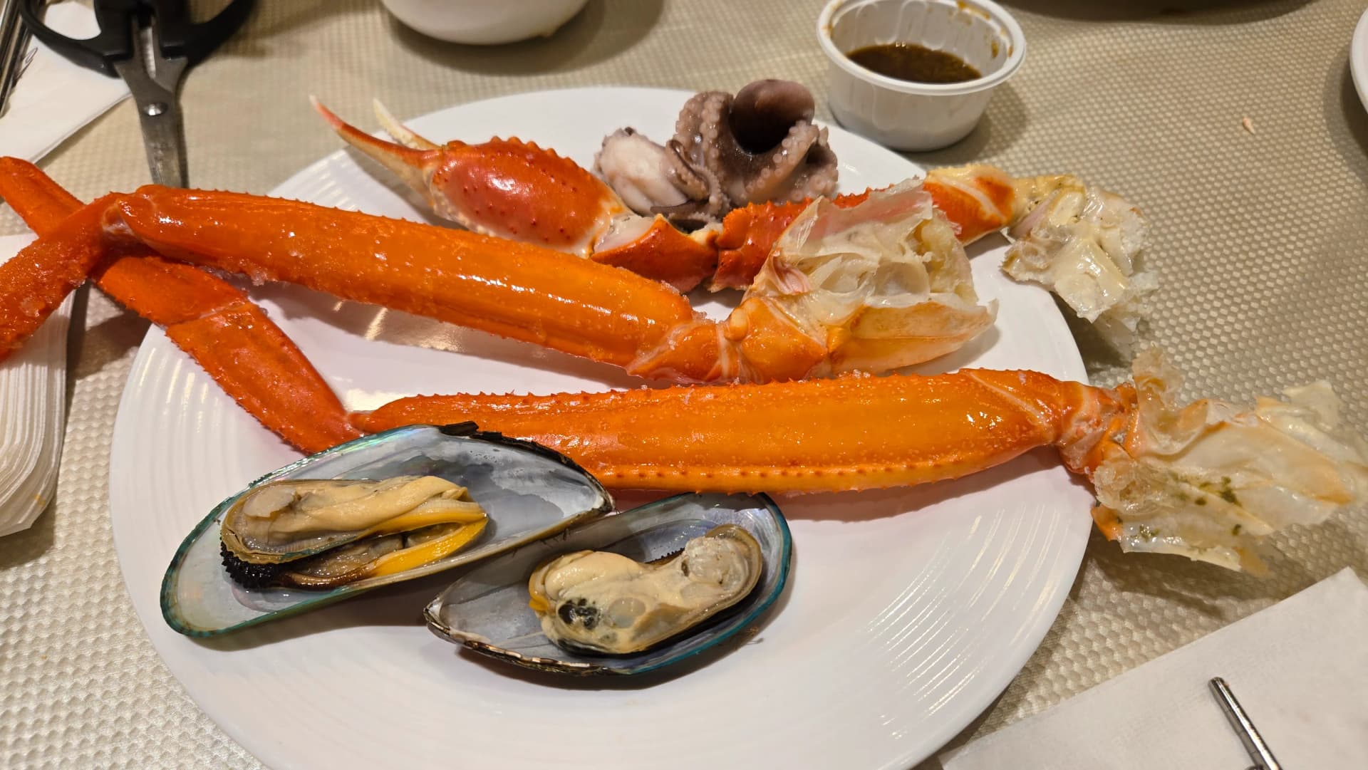 Sahani ya pili ya vyakula vya bahari, mguu mzima wa kaa nyekundu kwenye sahani na chaza na jukkumi, sahani ya refill | 하이제이에스비