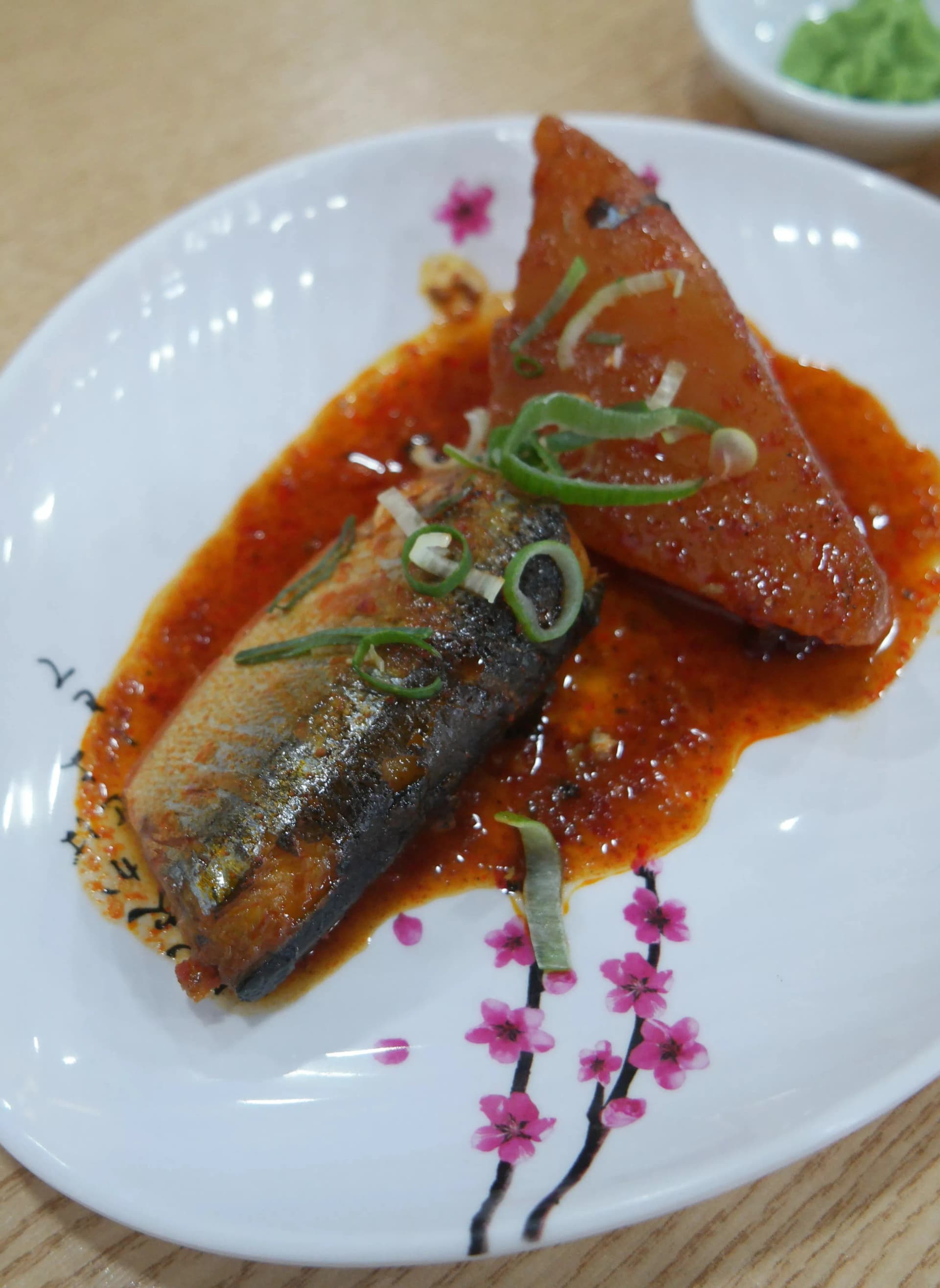 Първо ястие в курс менюто на корейски рибен ресторант – пикантна задушена риба с репички | 하이제이에스비