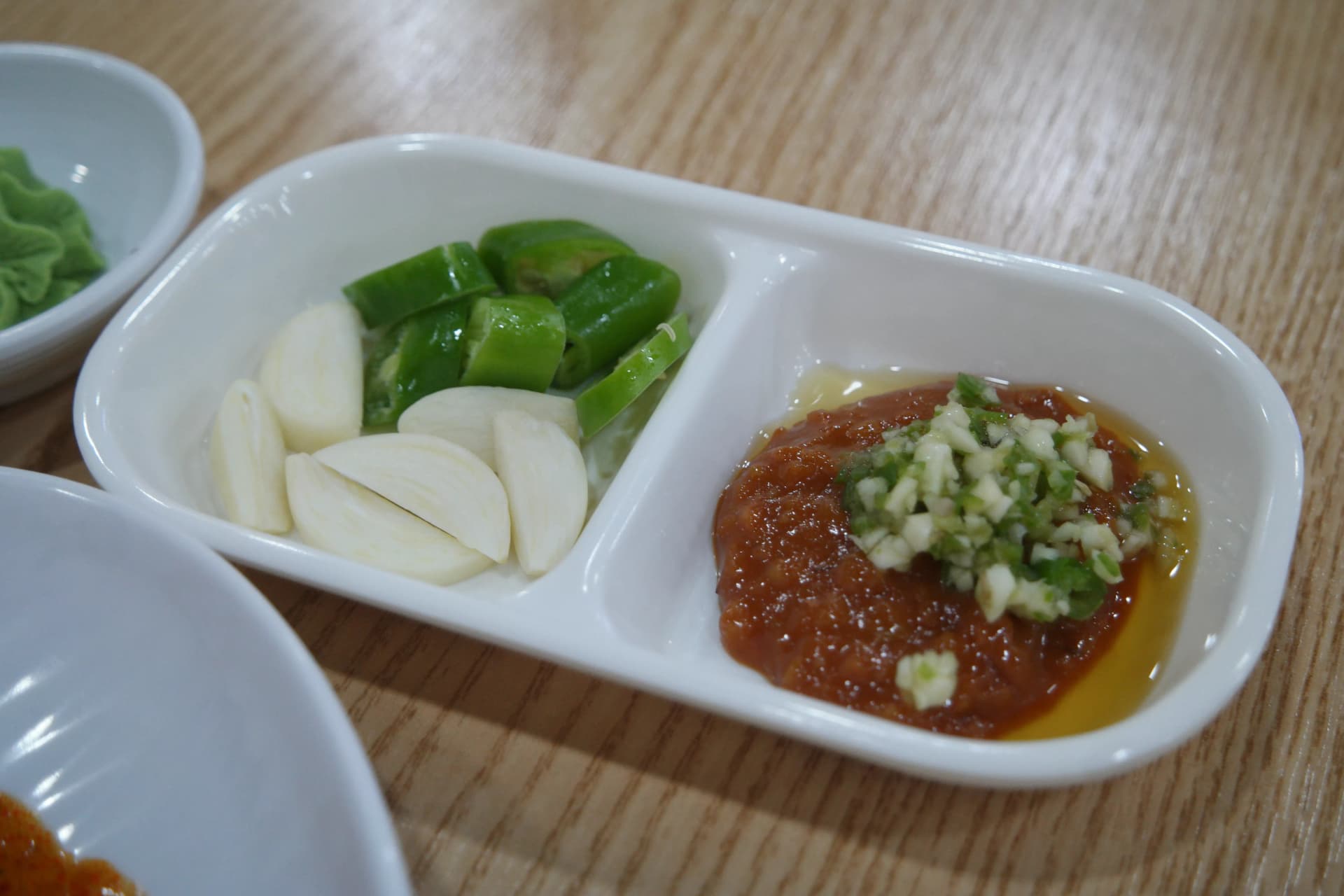 Подготовка за корейско сашими с чесън, люти чушки и ссамджан | 하이제이에스비