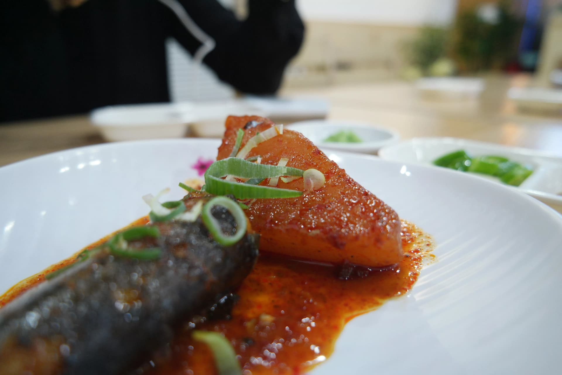 Отблизо мека задушена ряпа, попила пикантния сос | 하이제이에스비